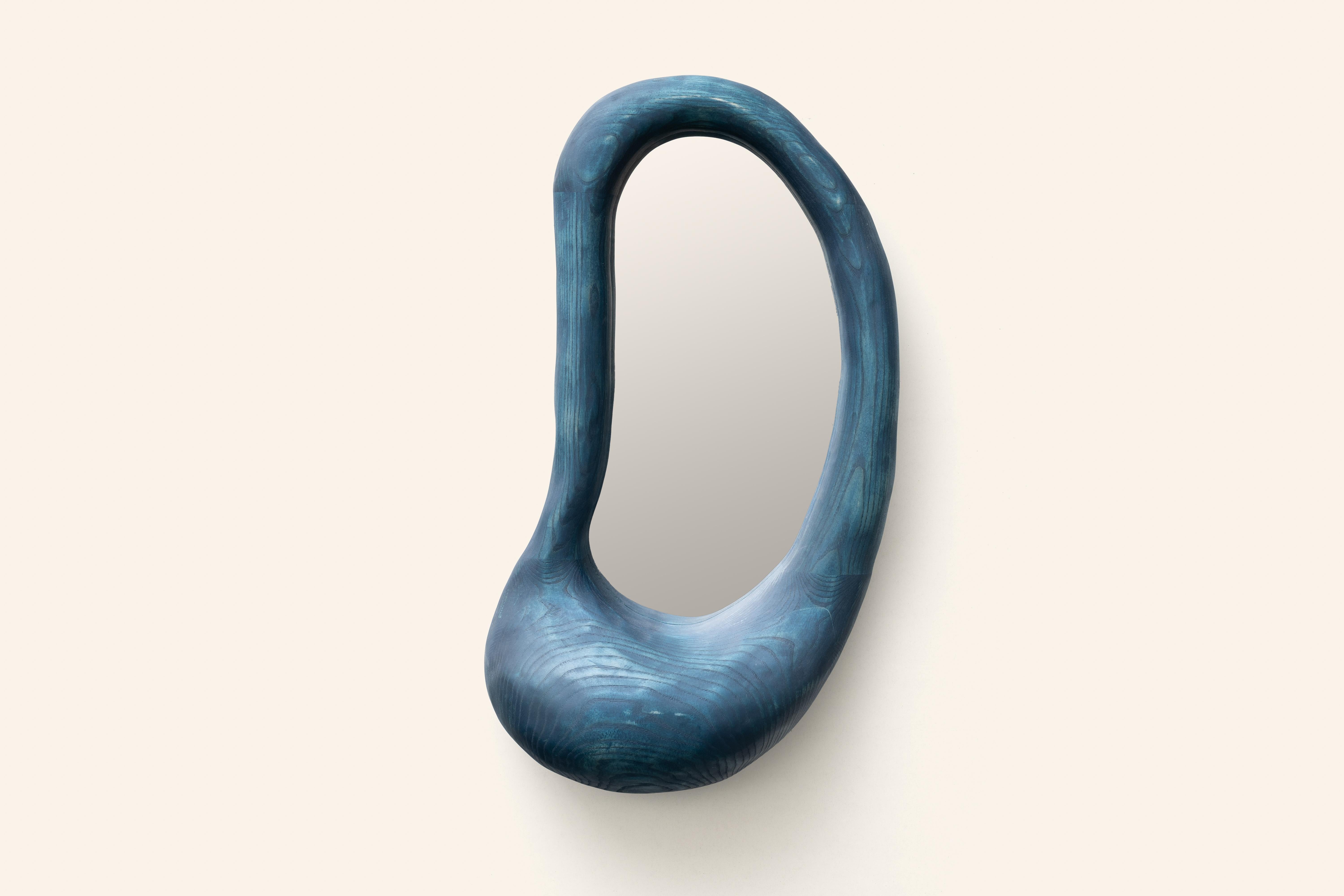 Specchio da parete in legno duro Jeu Des Right Eye di Marco Calhau
Dimensioni: D 20 x L 30 x H 70 cm.
Materiali: Legno duro e specchio.

Tutti i pezzi sono fatti a mano e su ordinazione nel nostro laboratorio di Zaragoza, in Spagna. Dimensioni,