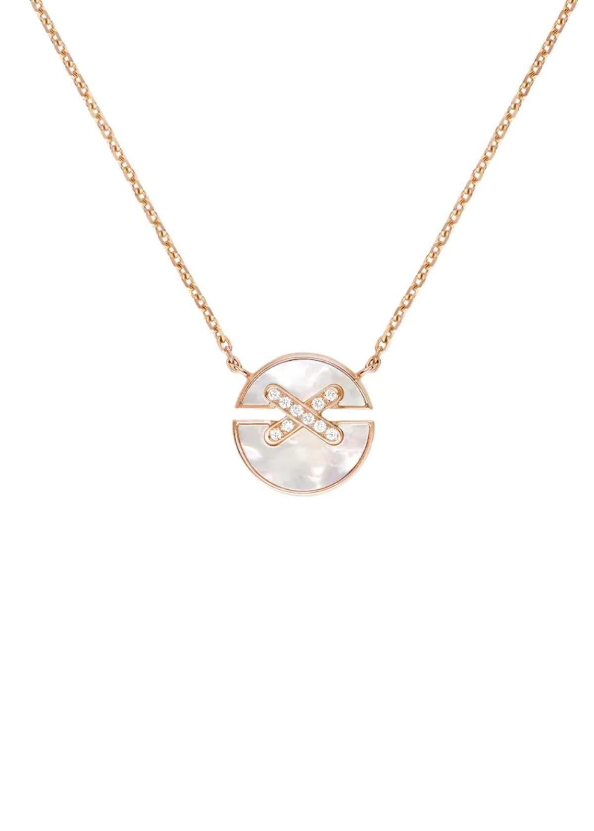Jeux de Liens Harmony small model pendant in rose gold and mother-of-pearl, set with brilliant-cut diamonds.
A universal symbol of unity and perfection, the circle is an expression of eternity. In an asymmetrical spirit, Chaumet invents the Jeux de