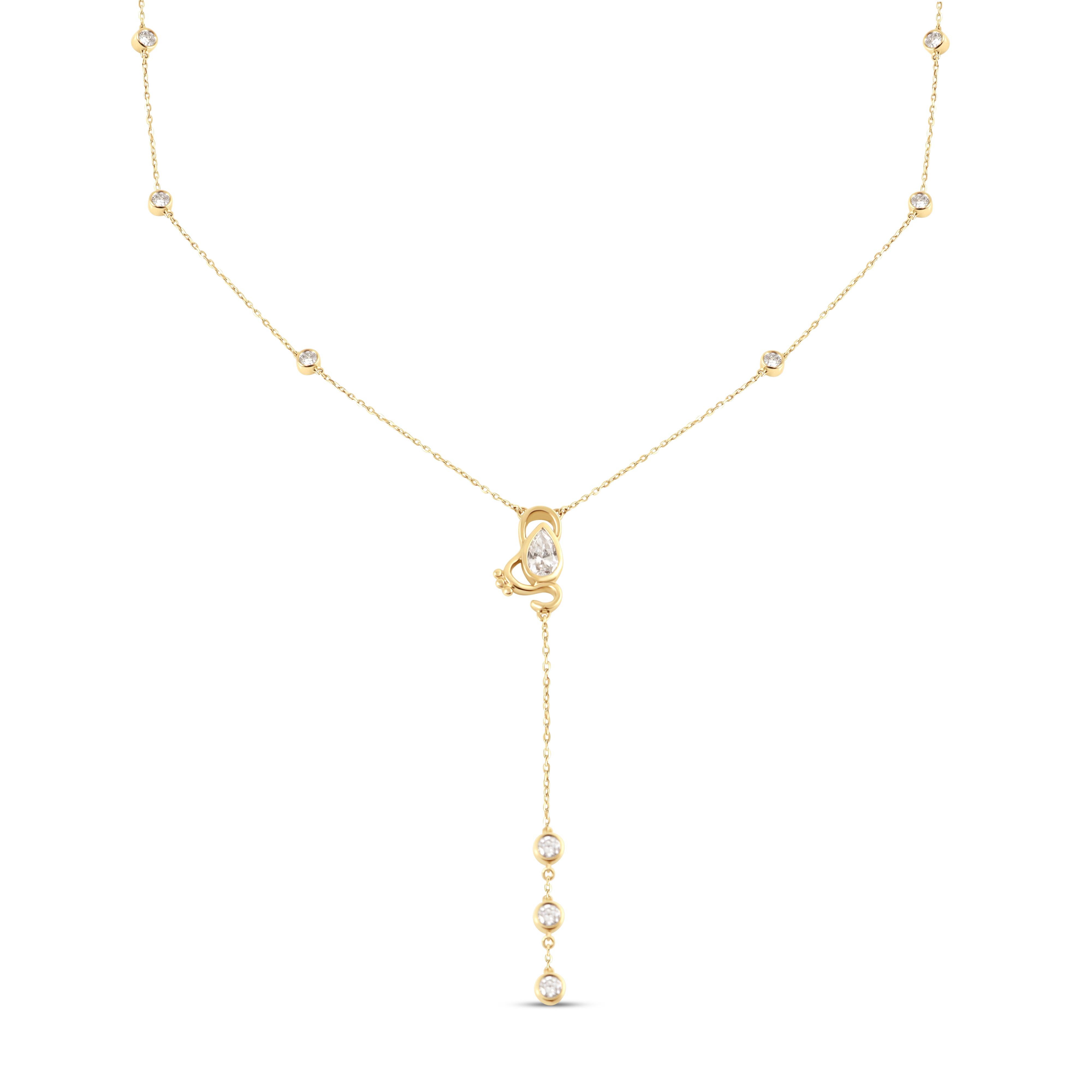 Die Gigi Drop Necklace von Jevela ist eine auffällige Tropfenkette mit einem VS-Diamanten in Birnenform.

Diese Halskette ist inspiriert von der Bedeutung des kontinuierlichen Wachstums auf der Reise des Lebens. Sowohl die Höhen als auch die Tiefen