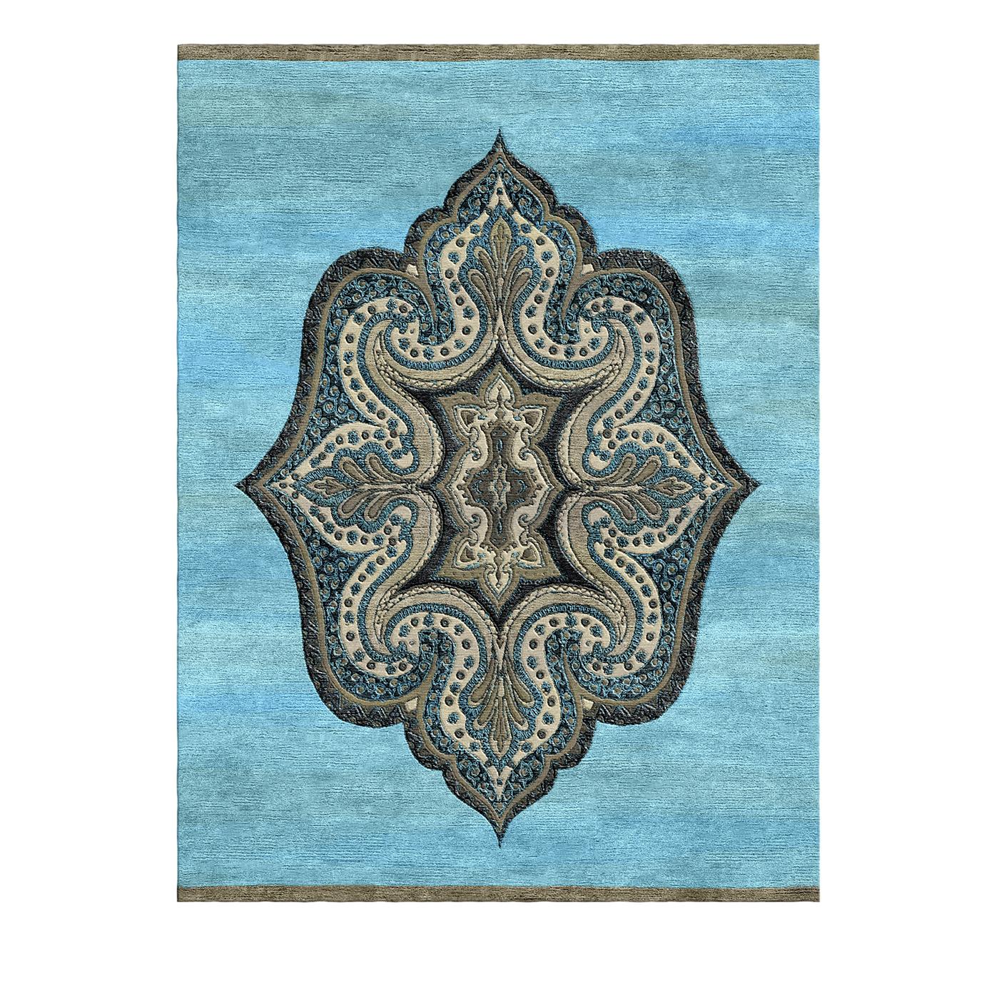 Dieser außergewöhnliche Teppich wird in Indien mit tibetischen Knüpftechniken handgefertigt. Das Mandala-Muster ist von einem Kaleidoskop inspiriert und zeichnet sich durch seine kunstvollen Schnecken- und Wedelmotive aus. Der arktisch-blaue