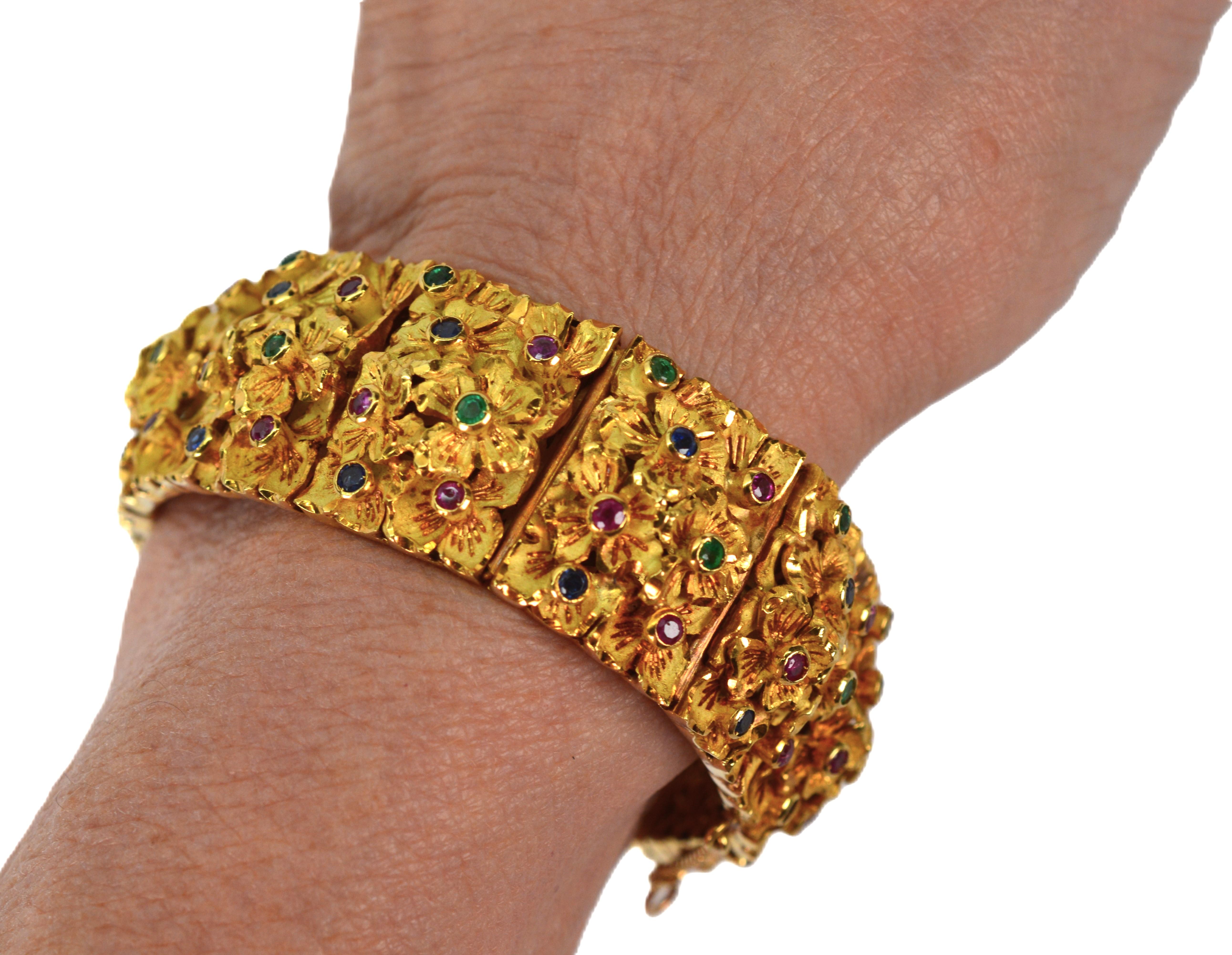Jewel Emerald Ruby Sapphire Sculpted 18 Karat Gold Floral Luxury Bracelet im Angebot 9