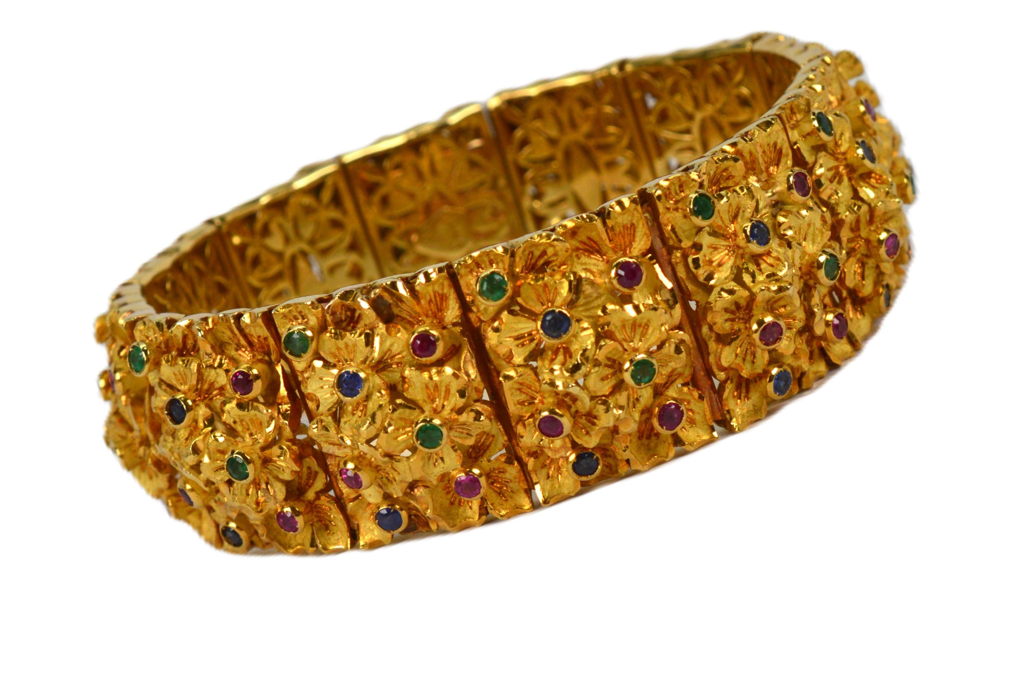 Jewel Emerald Ruby Sapphire Sculpted 18 Karat Gold Floral Luxury Bracelet im Angebot 10