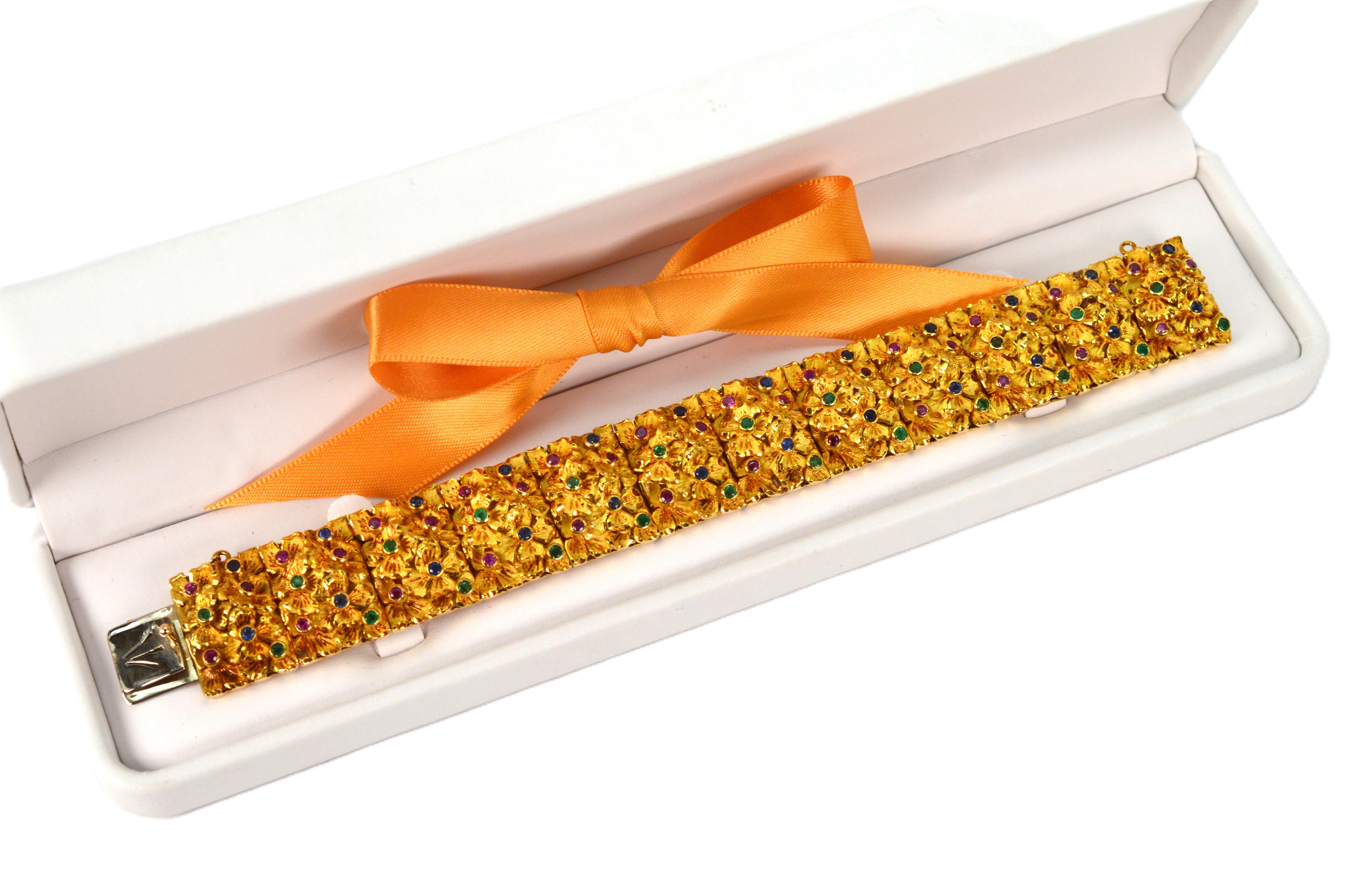 Jewel Emerald Ruby Sapphire Sculpted 18 Karat Gold Floral Luxury Bracelet im Angebot 12