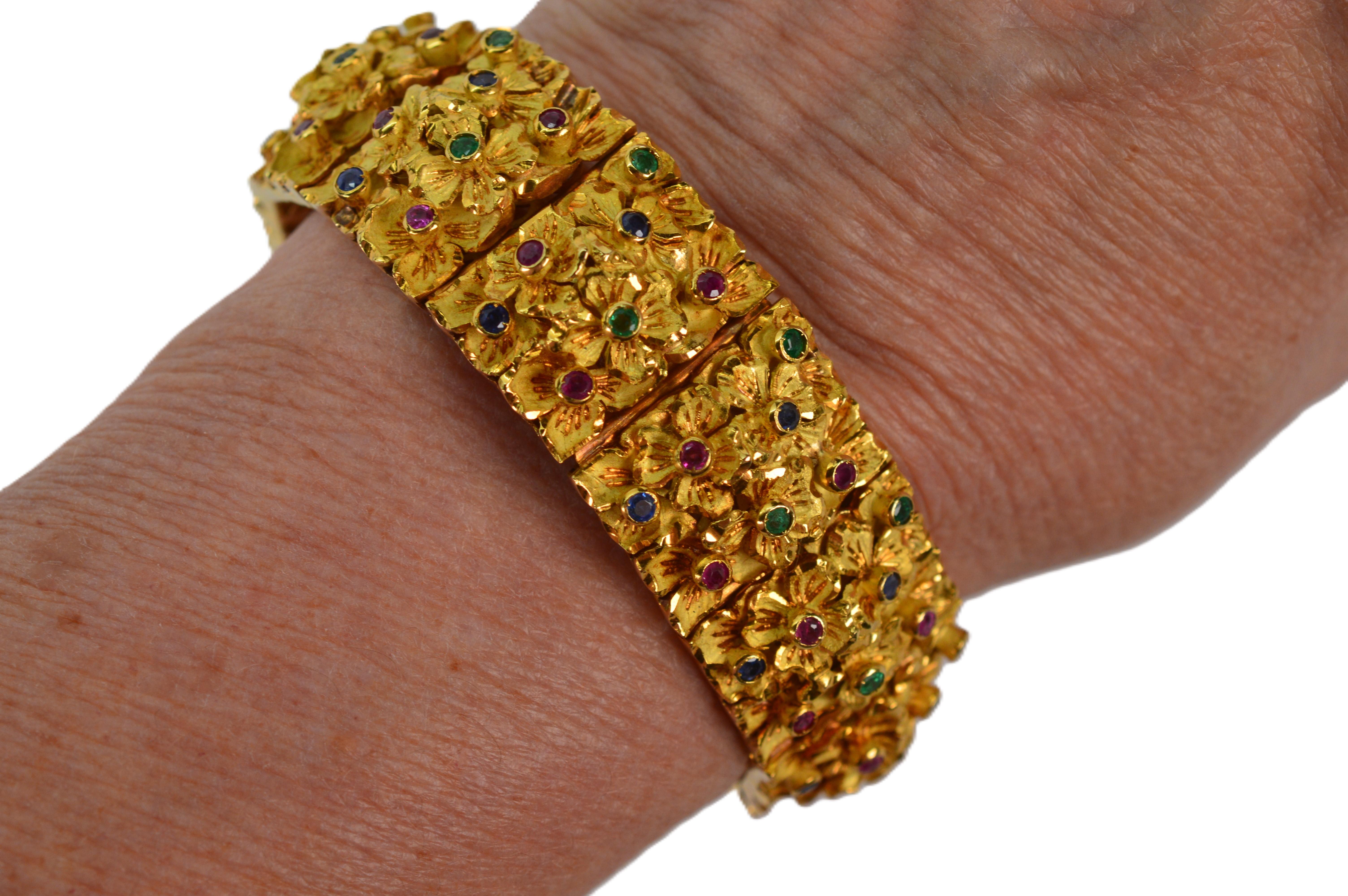 Jewel Emerald Ruby Sapphire Sculpted 18 Karat Gold Floral Luxury Bracelet im Zustand „Hervorragend“ im Angebot in Mount Kisco, NY
