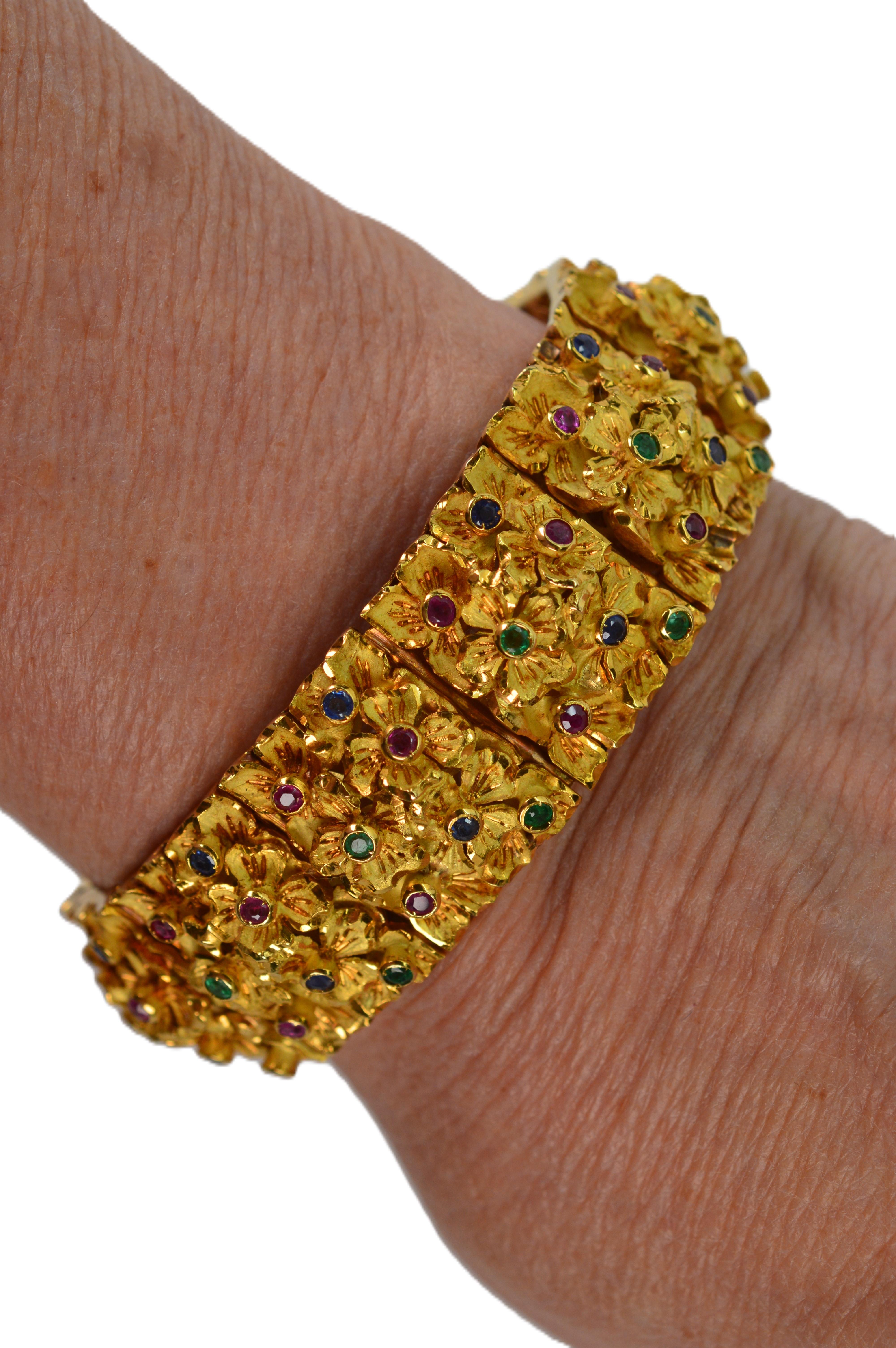 Jewel Emerald Ruby Sapphire Sculpted 18 Karat Gold Floral Luxury Bracelet Damen im Angebot