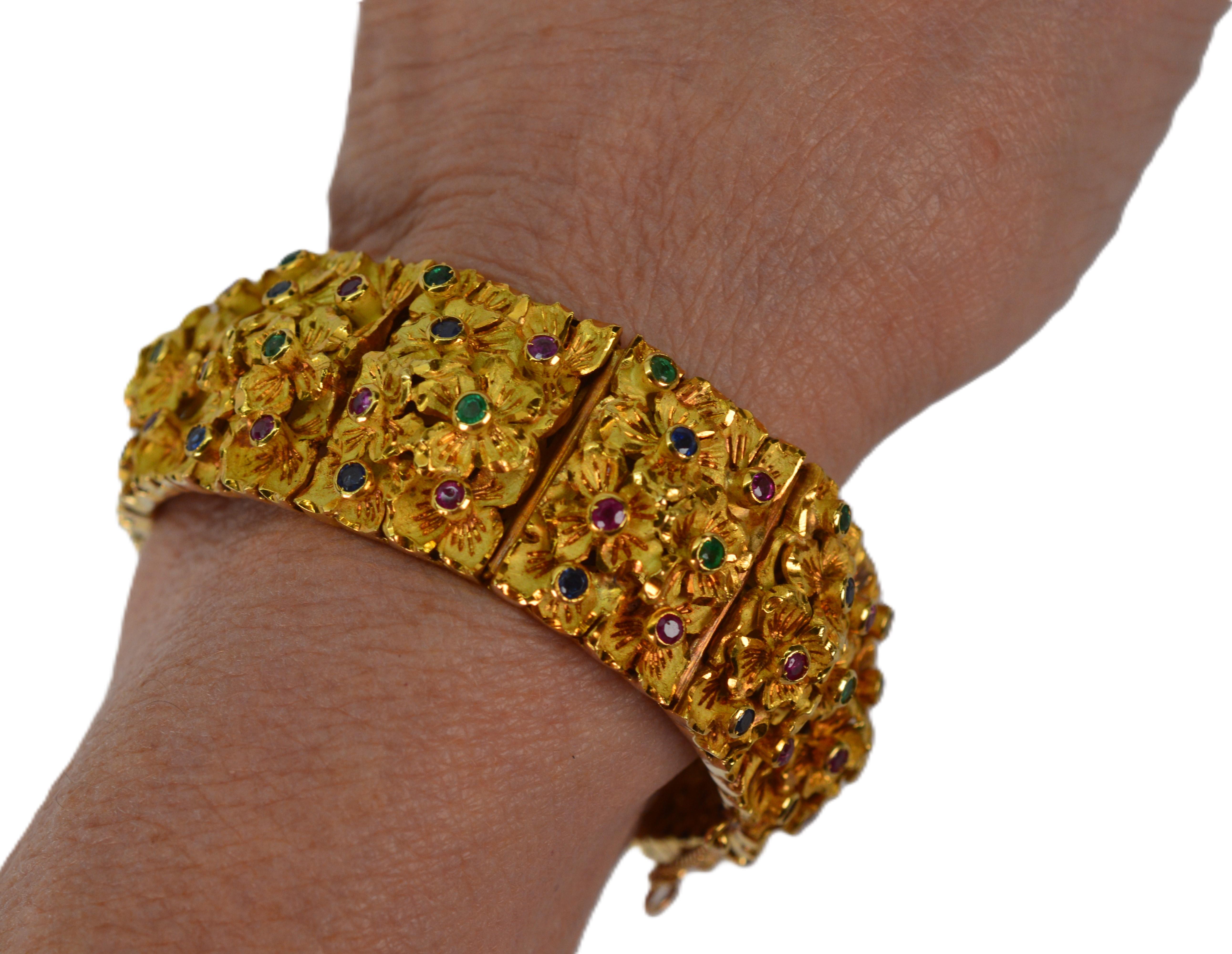 Jewel Emerald Ruby Sapphire Sculpted 18 Karat Gold Floral Luxury Bracelet im Angebot 1