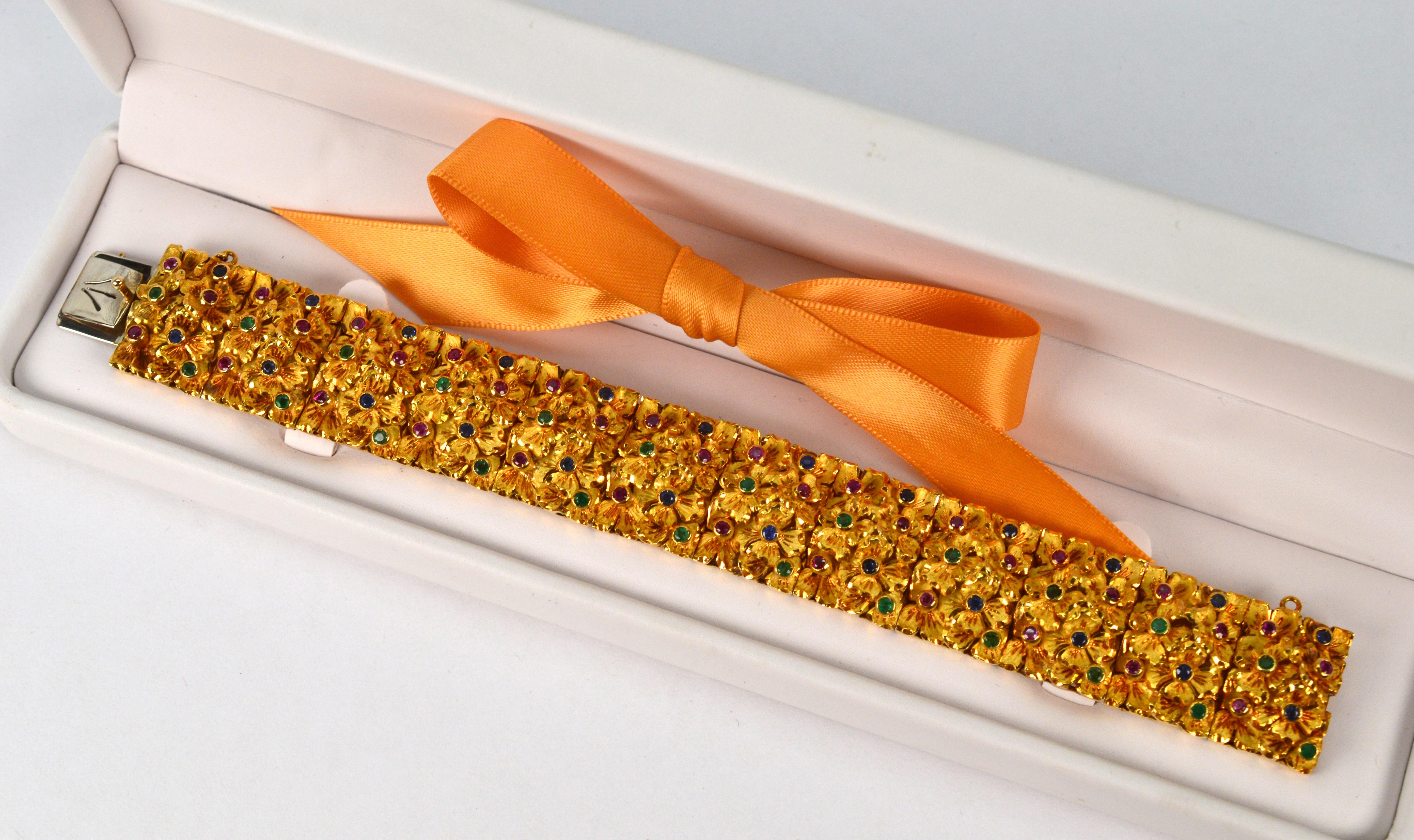 Jewel Emerald Ruby Sapphire Sculpted 18 Karat Gold Floral Luxury Bracelet im Angebot 2