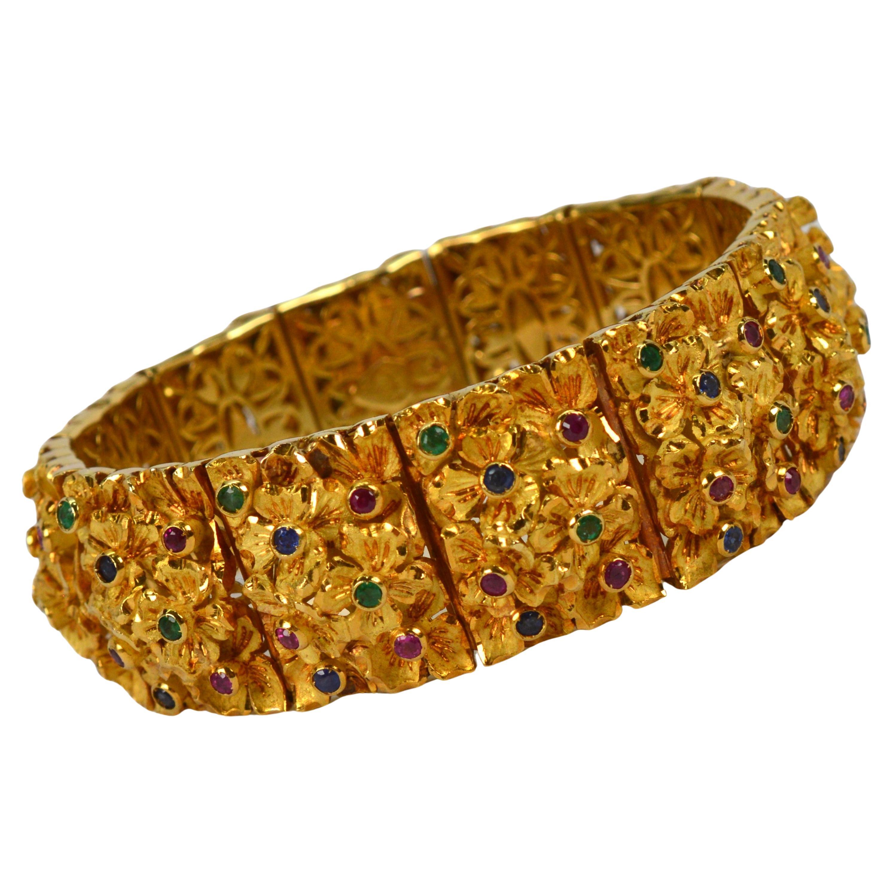 Jewel Emerald Ruby Sapphire Sculpted 18 Karat Gold Floral Luxury Bracelet im Angebot