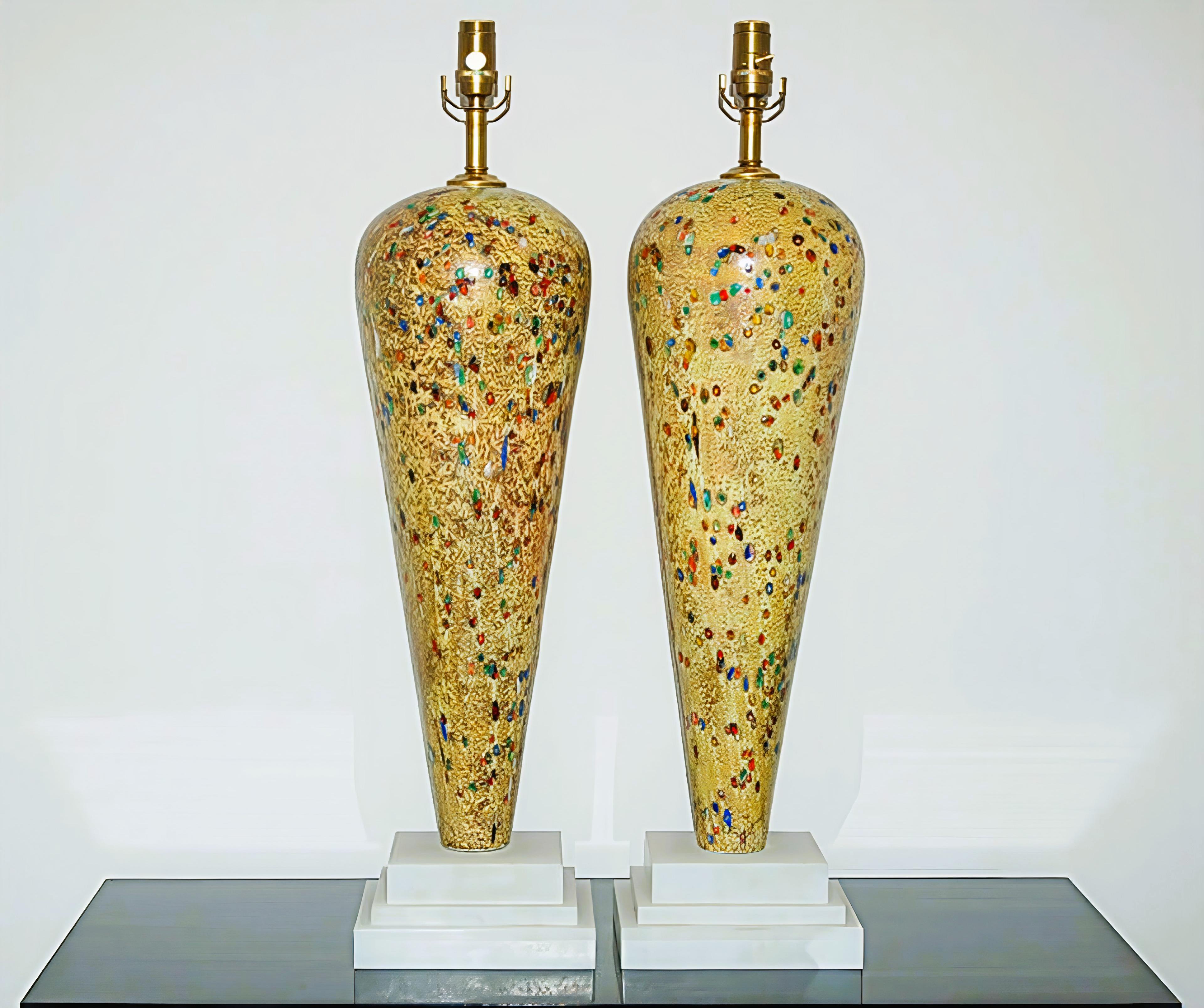 Voici les lampes de Murano les plus spectaculaires que nous ayons, dans une magnifique couleur DIJON. Il semble que les Jewell aient été roulés dans le verre en fusion à une température si élevée qu'ils ont eux-mêmes fondu et se sont déformés. Le