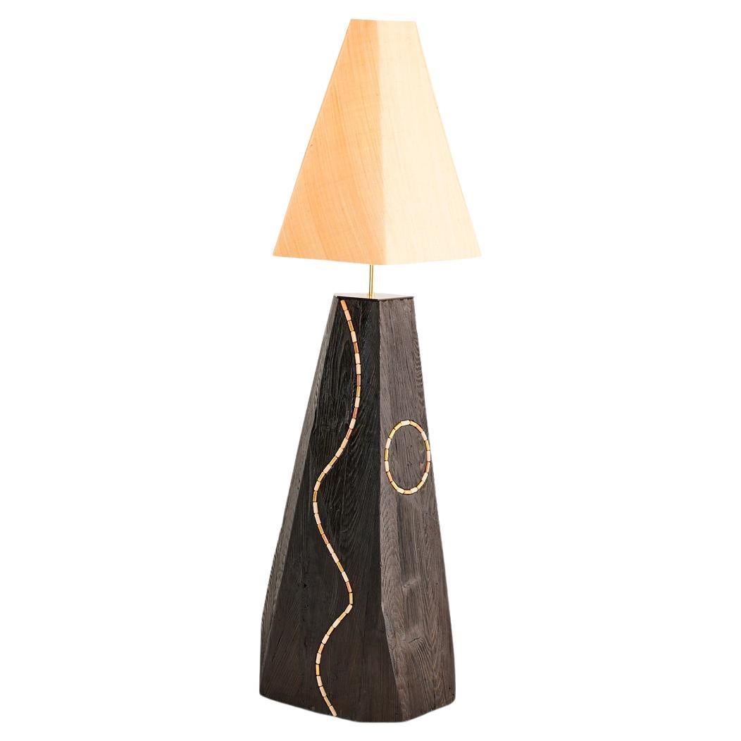 Jewel Moderne handgefertigte Shou Sugi Ban-Stehlampe aus Eiche, Messing, Kupfer und Raffia 