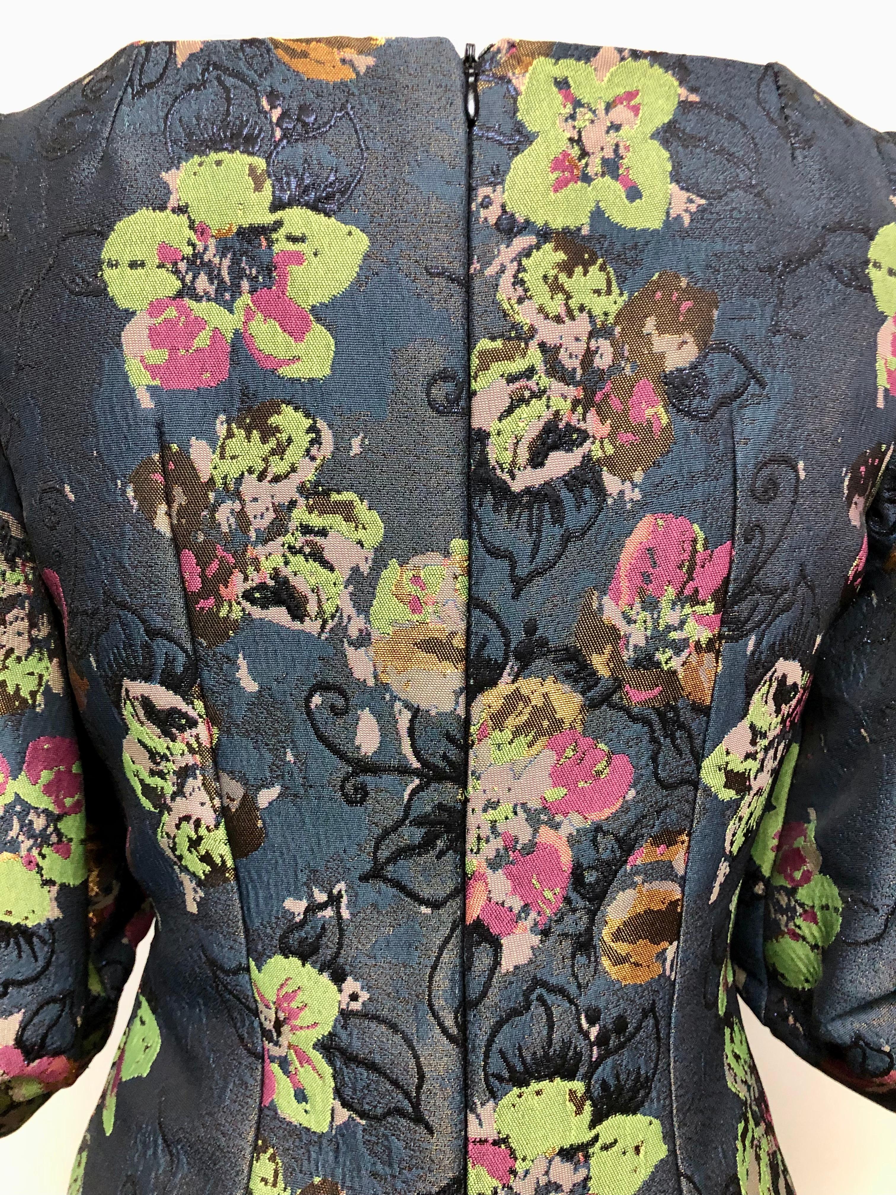 Abito sottile con scollo a Jewell, manica intera, spacco frontale  Jacquard francese floreale astratto in vendita 1