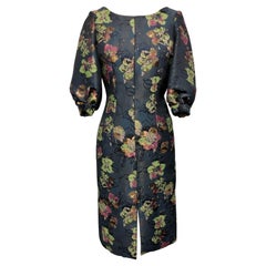 Schlankes Kleid mit Juwelenhalsausschnitt, voller Ärmel, Frontschlitz  Abstrakter französischer Jacquard mit Blumenmuster