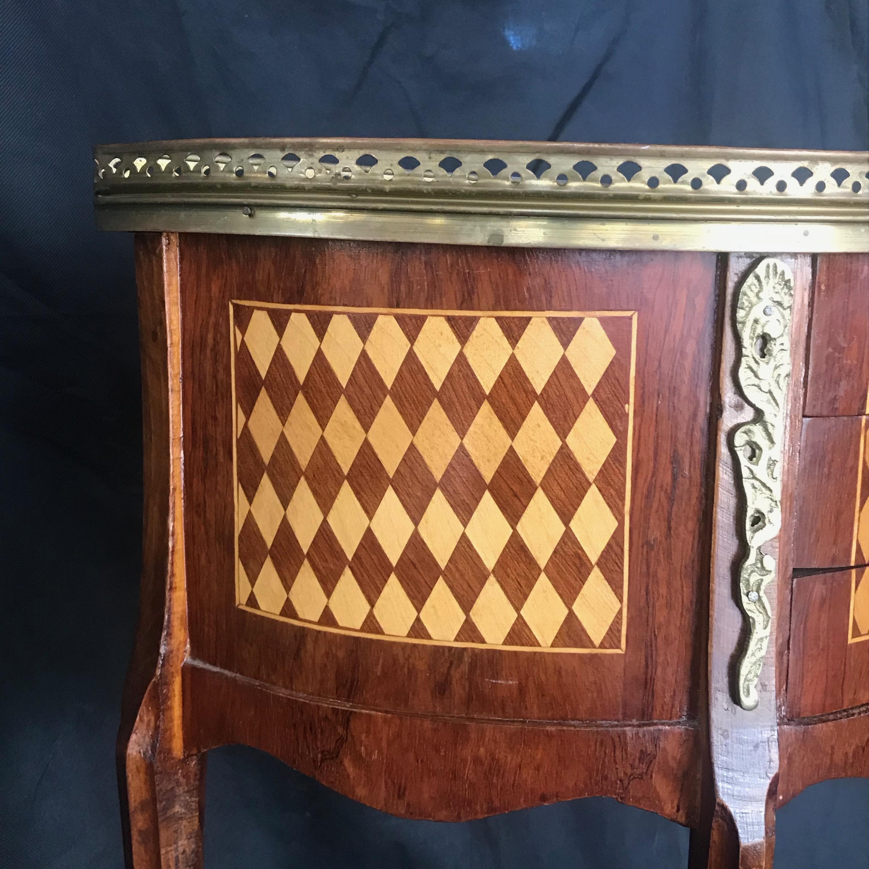 Joya de mesa auxiliar o mesilla de noche francesa de marquetería de diamantes en Bueno estado para la venta en Hopewell, NJ