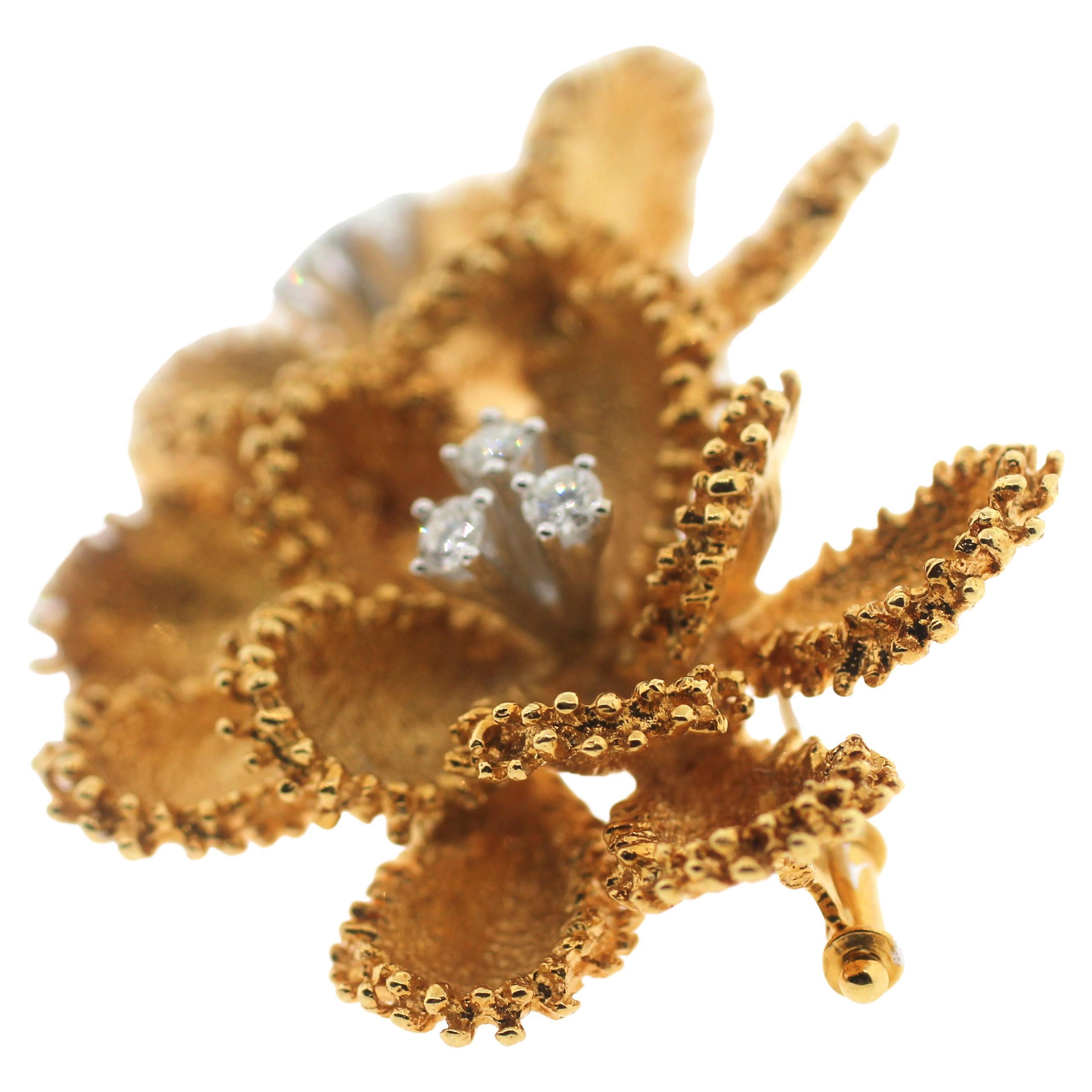 Contemporary Jewel of Ocean 18k Diamonds Estate Flower Brooch 'Convertible to Pendent' For Sale