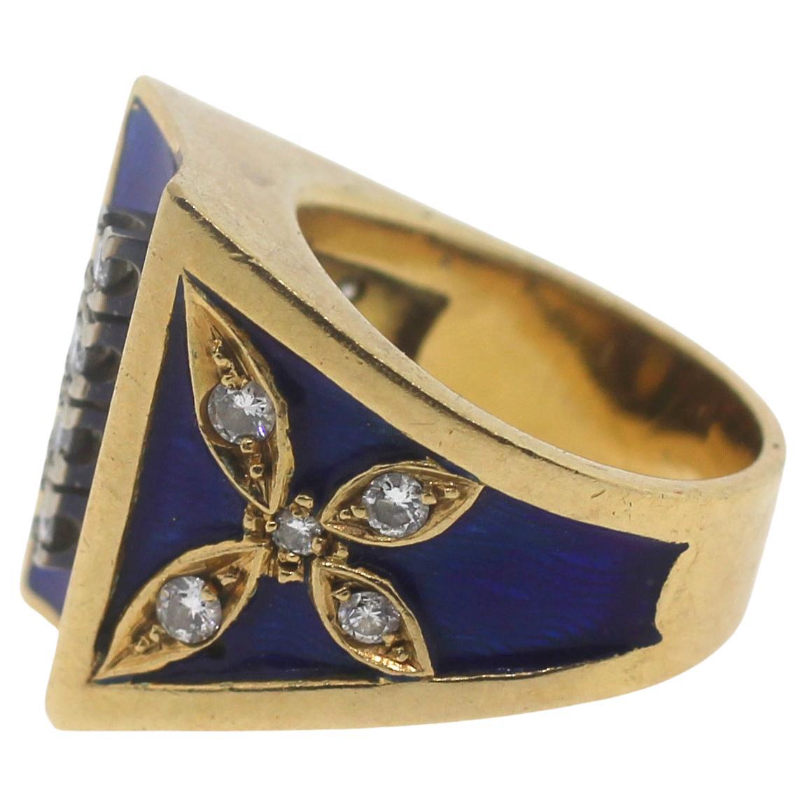 Jewel of Ocean Estate Enamel and 18K Yellow Gold Ring In Good Condition For Sale In New York, NY