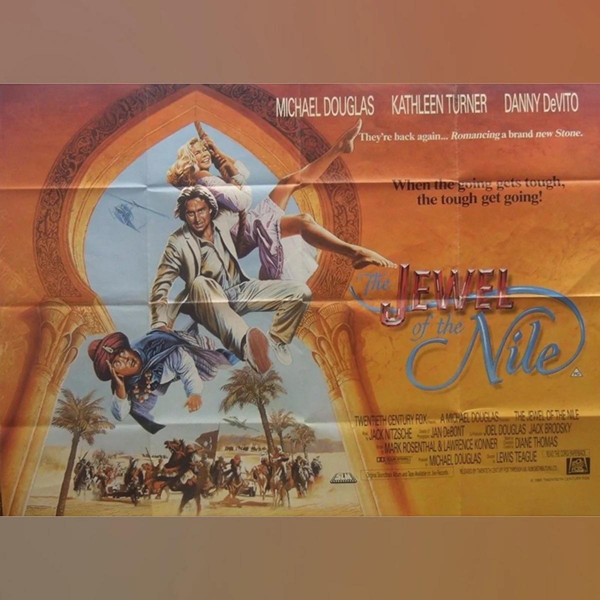 La joya del Nilo (1985)
Quad británico original (30 X 40 pulgadas)

La novelista Joan Wilder (Kathleen Turner) vive con su novio aventurero Jack Colton (Michael Douglas) en su yate. Pero se marcha cuando Omar (Spiros Focas), el jefe de una nación