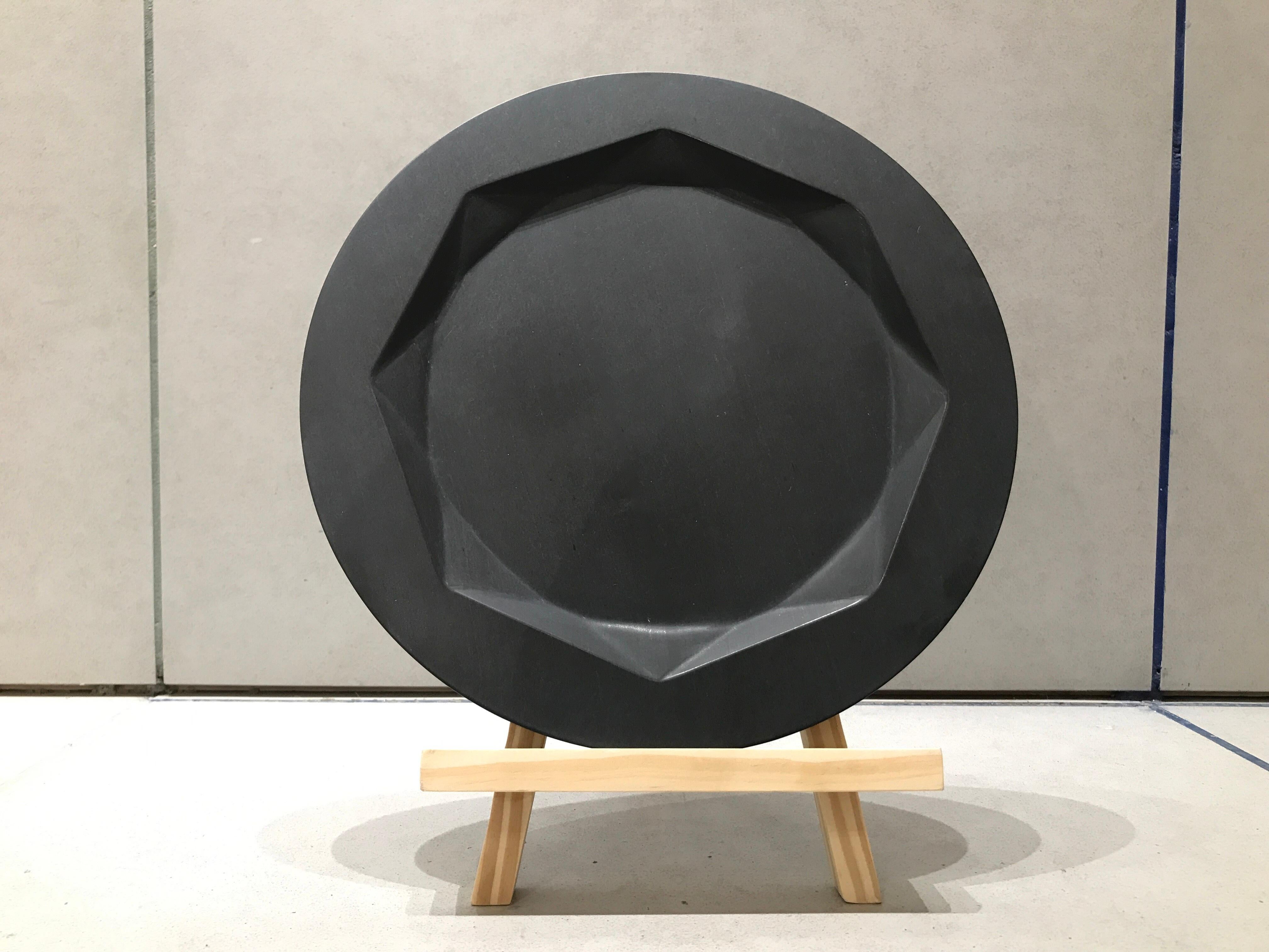 Moderne Jewel Cut Matte Black Slate Dinner Plate by Kunaal Kyhaan en vente