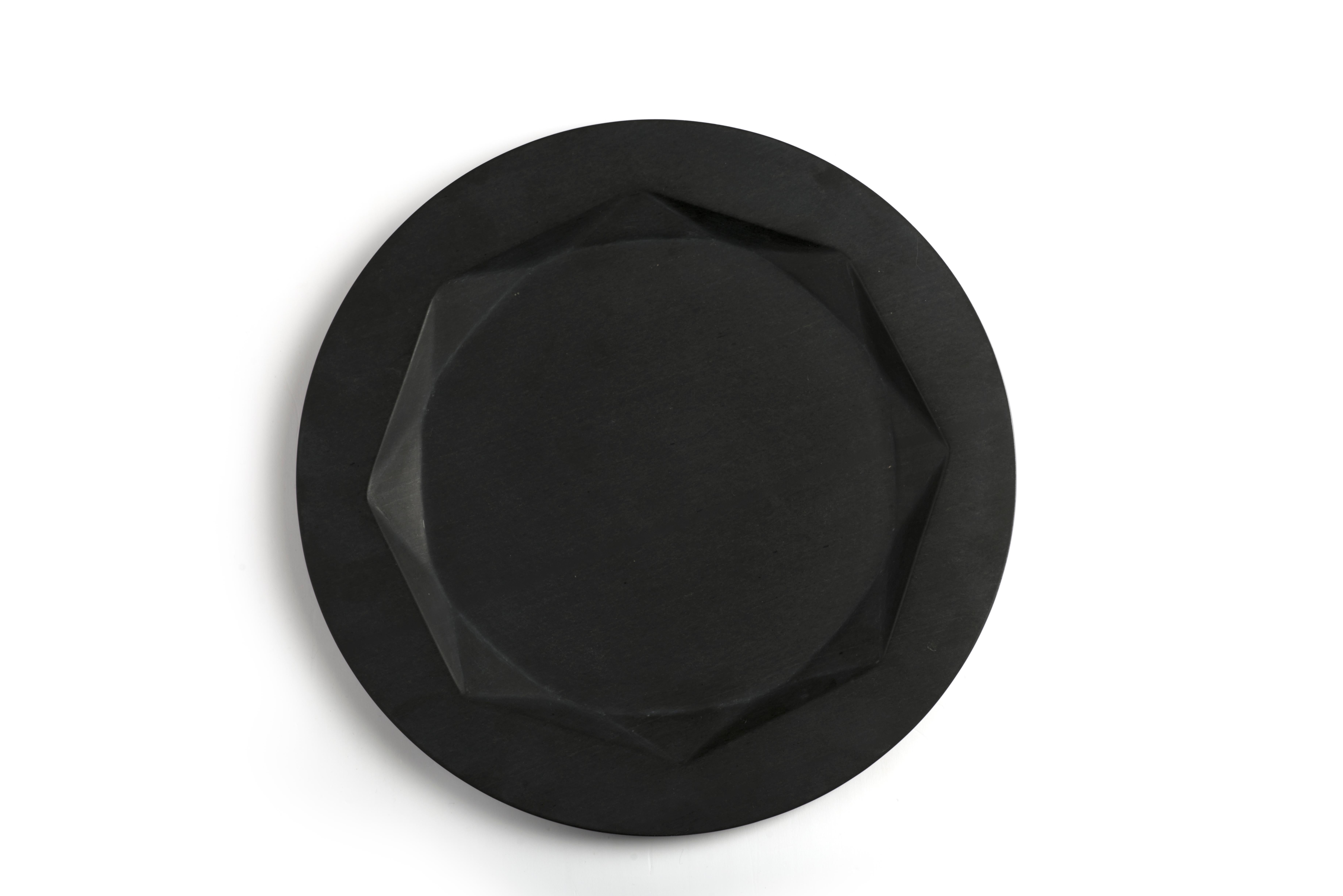 Le piastre Jewell Black Slate di KUNAAL KYHAAN per KOY sono intagliate in modo sofisticato utilizzando modelli di taglio delle pietre preziose. Il taglio imperatrice, tradizionalmente utilizzato per la finitura dei diamanti, viene adattato