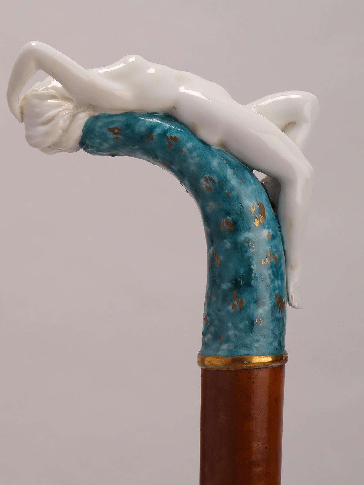 Jewel porcelain walking stick depicting a naked lying woman, Italy 1890.  In Good Condition For Sale In Milan, IT
