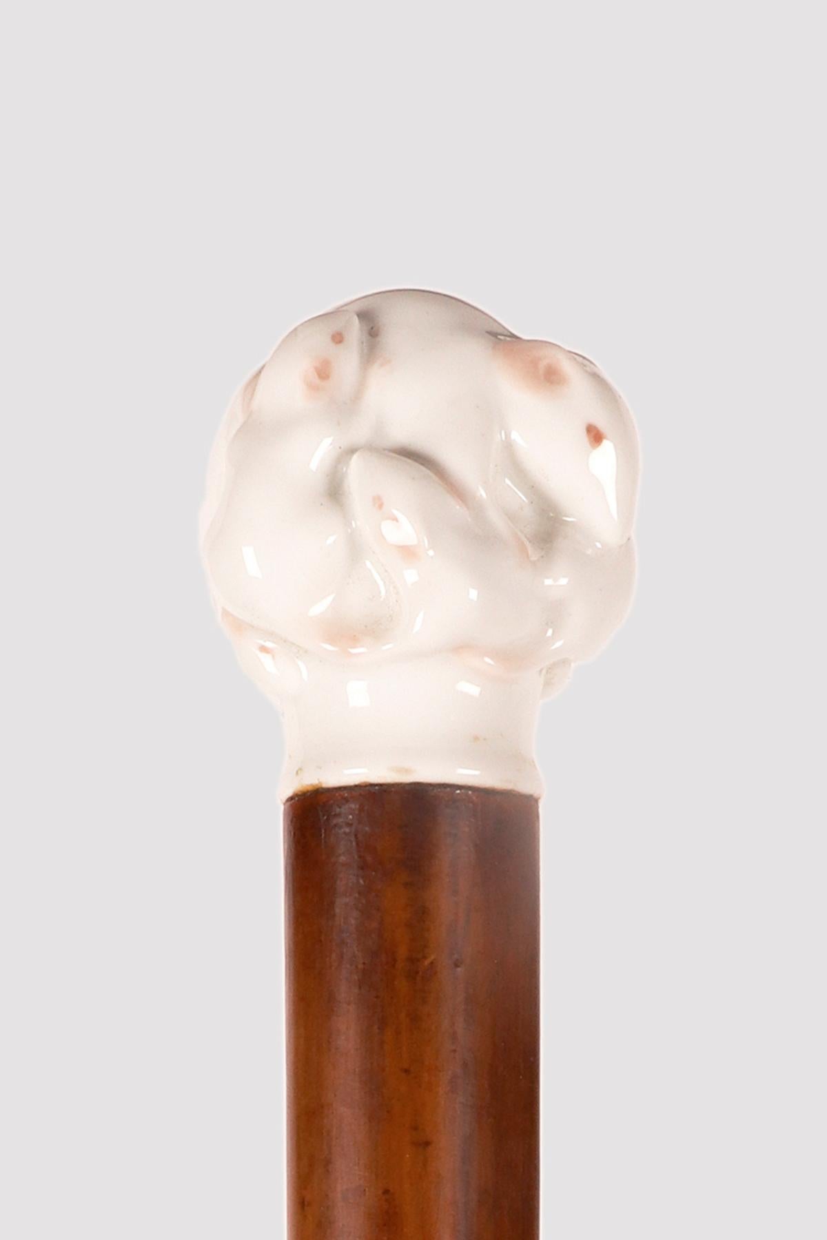 Canne : poignée, de forme sphérique, en porcelaine peinte, représentant un groupe de souris. Manche en bois de rotin. Virole en métal. Royal Copenhagen, Danemark deuxième moitié du 19e siècle.
