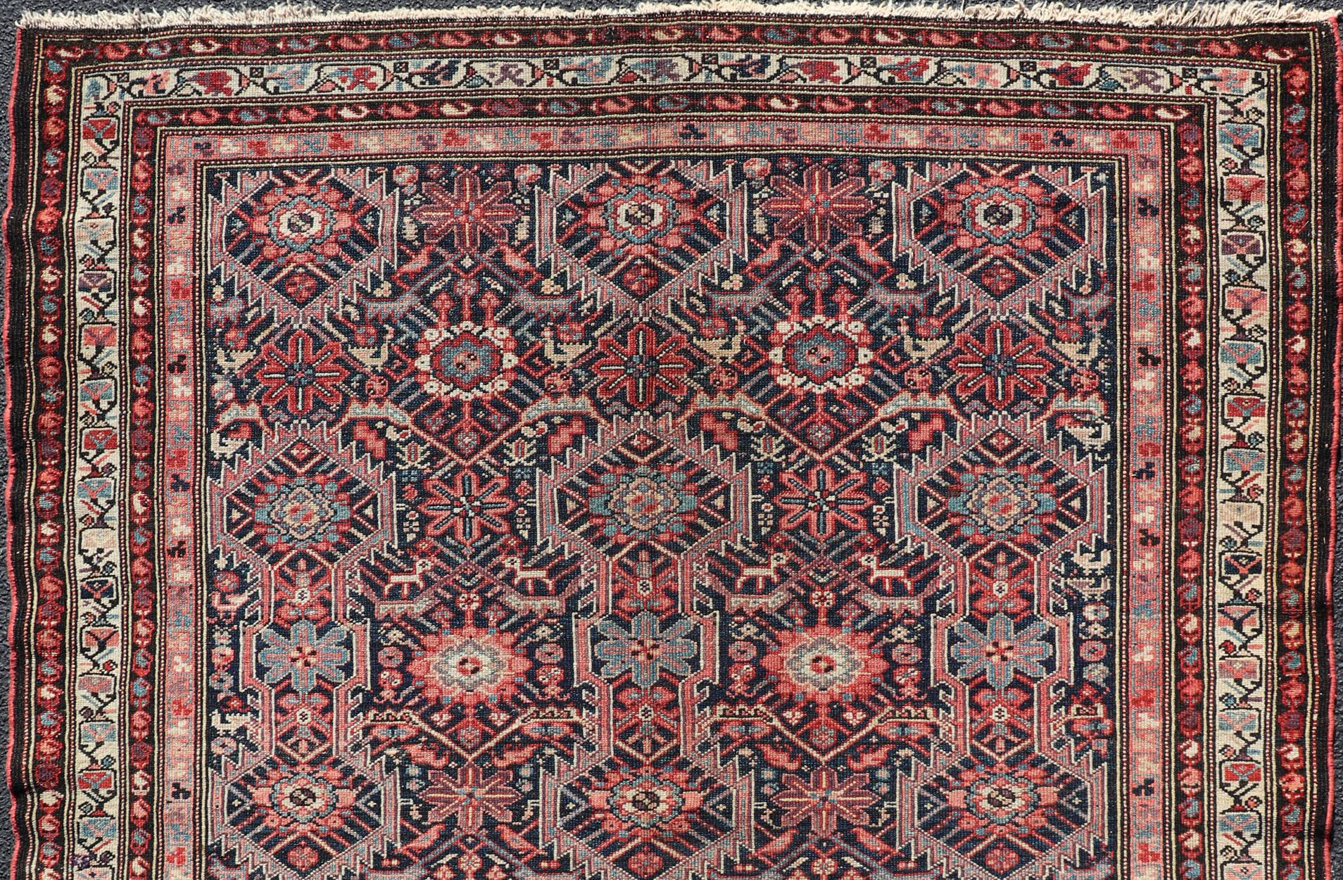 Alfombra larga persa de Malayer, roja, azul, marfil y multicolor, con diseño floral geométrico, kwarugs/ KBE-200206, país de origen / tipo: Irán / Malayer, hacia 1920

Este antiguo malayo persa, de principios del siglo XX, se caracteriza por sus