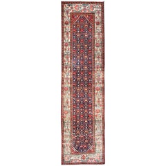 Long tapis de couloir persan ancien Malayer aux tons joyeux avec motif géométrique sur toute sa surface