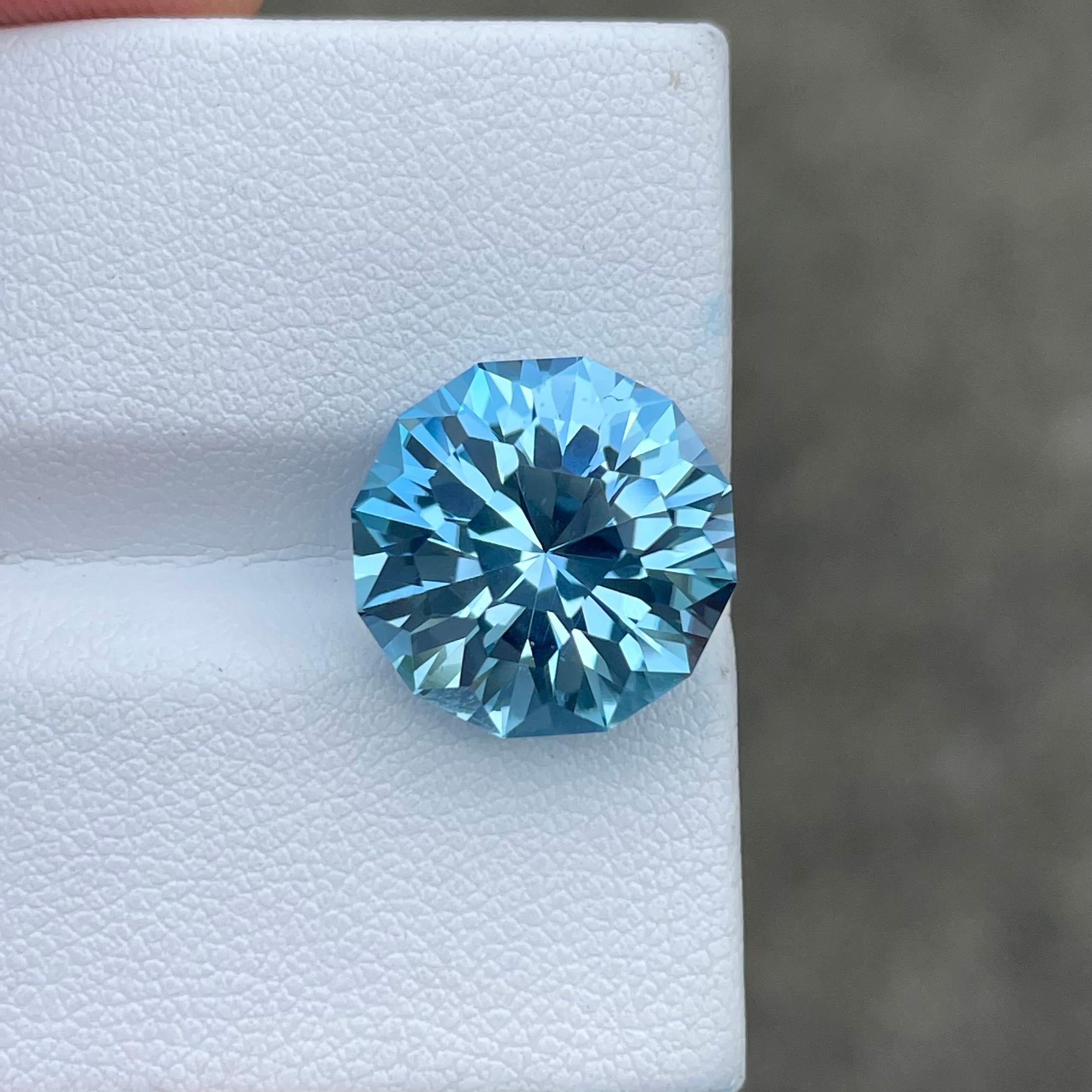 Round Cut Jewel-Toned Honey Comb Swiss Blue Topaz 12.10 carats Natural Gem from Madagascar For Sale