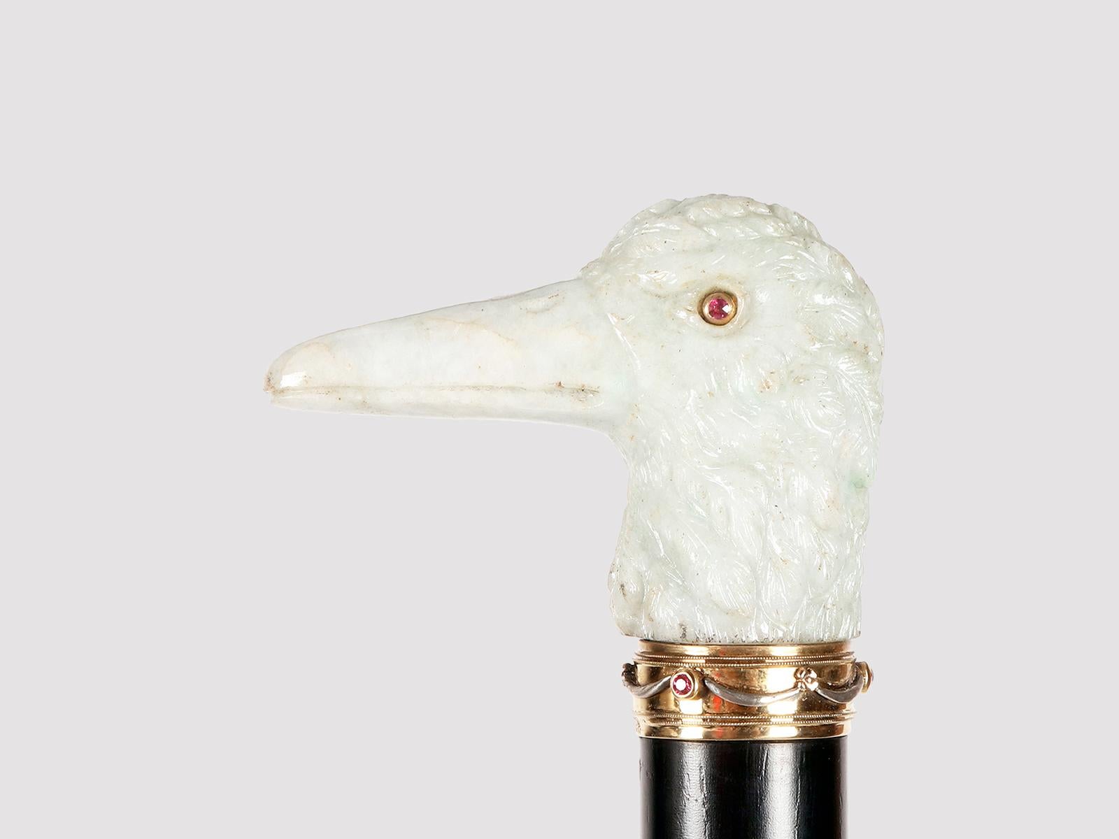Bastón: bastón enjoyado, pomo de jadeíta esculpida, que representa una cabeza de pato, ojos de rubí, banda de oro de 18 quilates con rubíes y barril de madera de ébano. Firmado. Esta obra maestra fue creada por Georges Fouquet (1862-1957), conocido