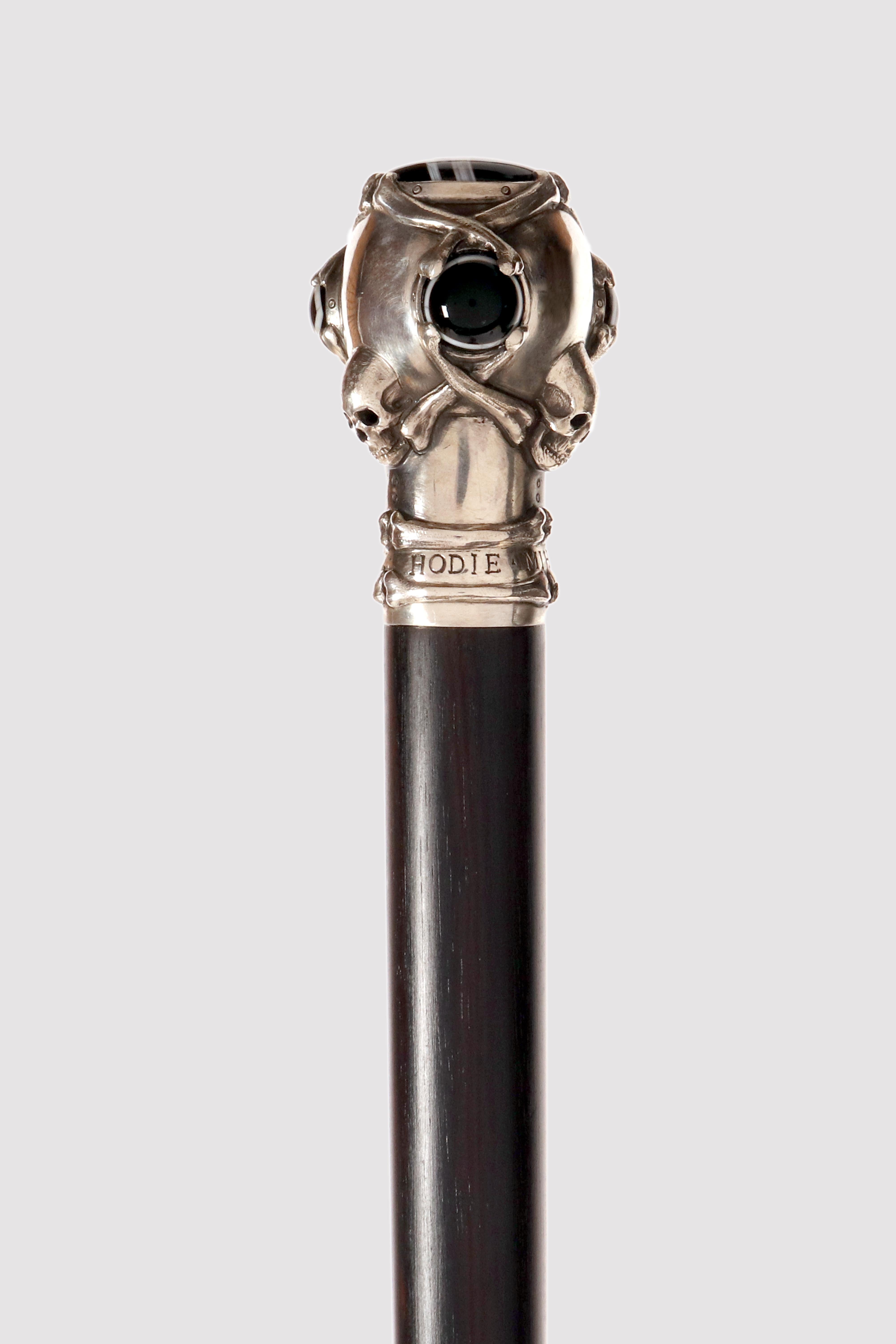 Canne Jewel, en argent, conçue et fabriquée par Turriet & Bardach. Le bouton sphérique représente une Vanitas - Memento Mori. Sur les 3 côtés de la sphère, on trouve des agates rayées noires et blanches de forme ronde, taillées en cabochon,