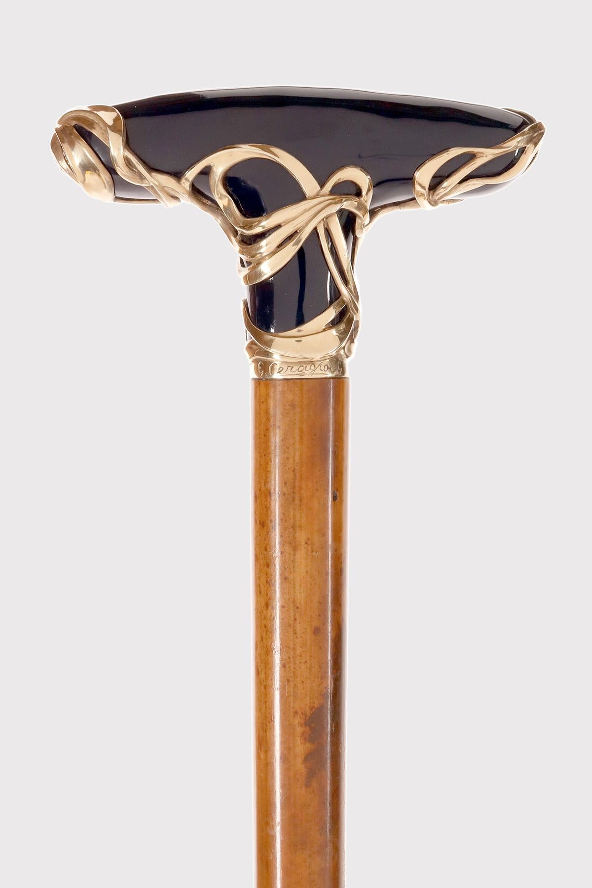 Canne à pommeau en forme de T en céramique émaillée bleue, avec des rubans de racèmes, en vermeil, qui s'enroulent autour du manche de cette élégante canne, évoquant une fantaisie naturaliste dans le style Art nouveau, telle qu'imaginée par le