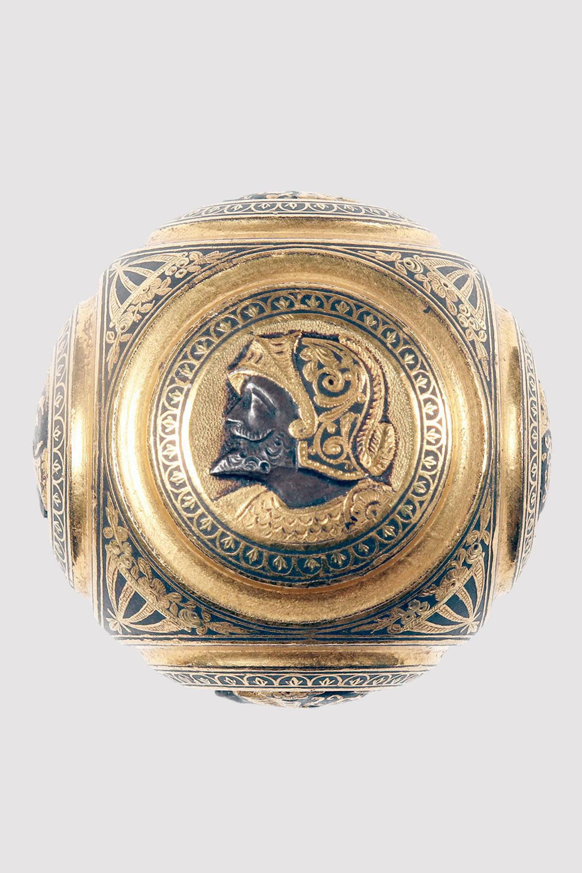 Canne : canne bijou, pommeau rond en fer, avec des parties en or gravé, représentant 5 camées. Canne en bois de macassar. Virole en laiton et en fer. Russie vers 1880.