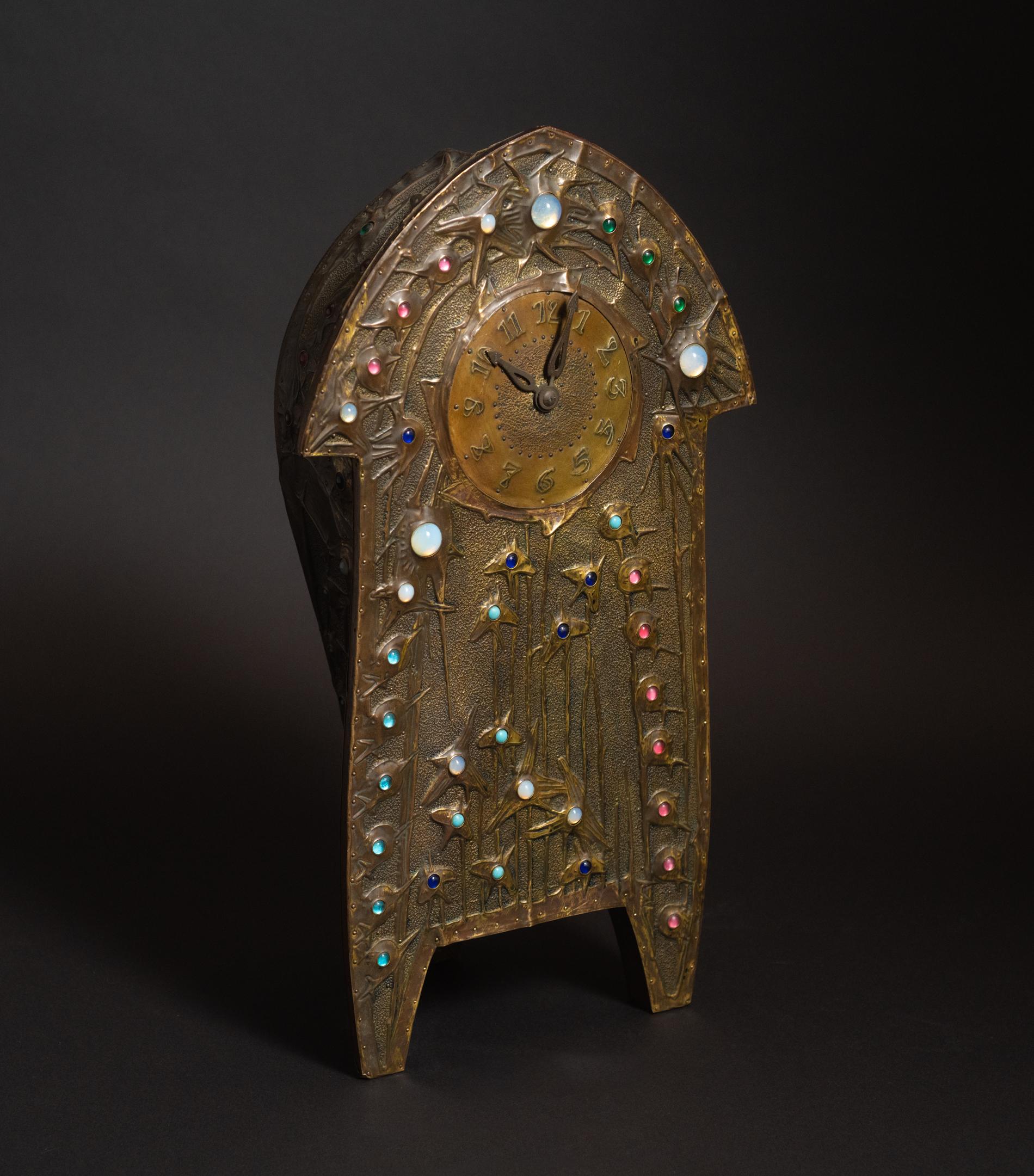 Art nouveau Pendule Art Nouveau Repoussé avec bijoux d'Alfred Daguet, avec mécanisme d'origine en vente