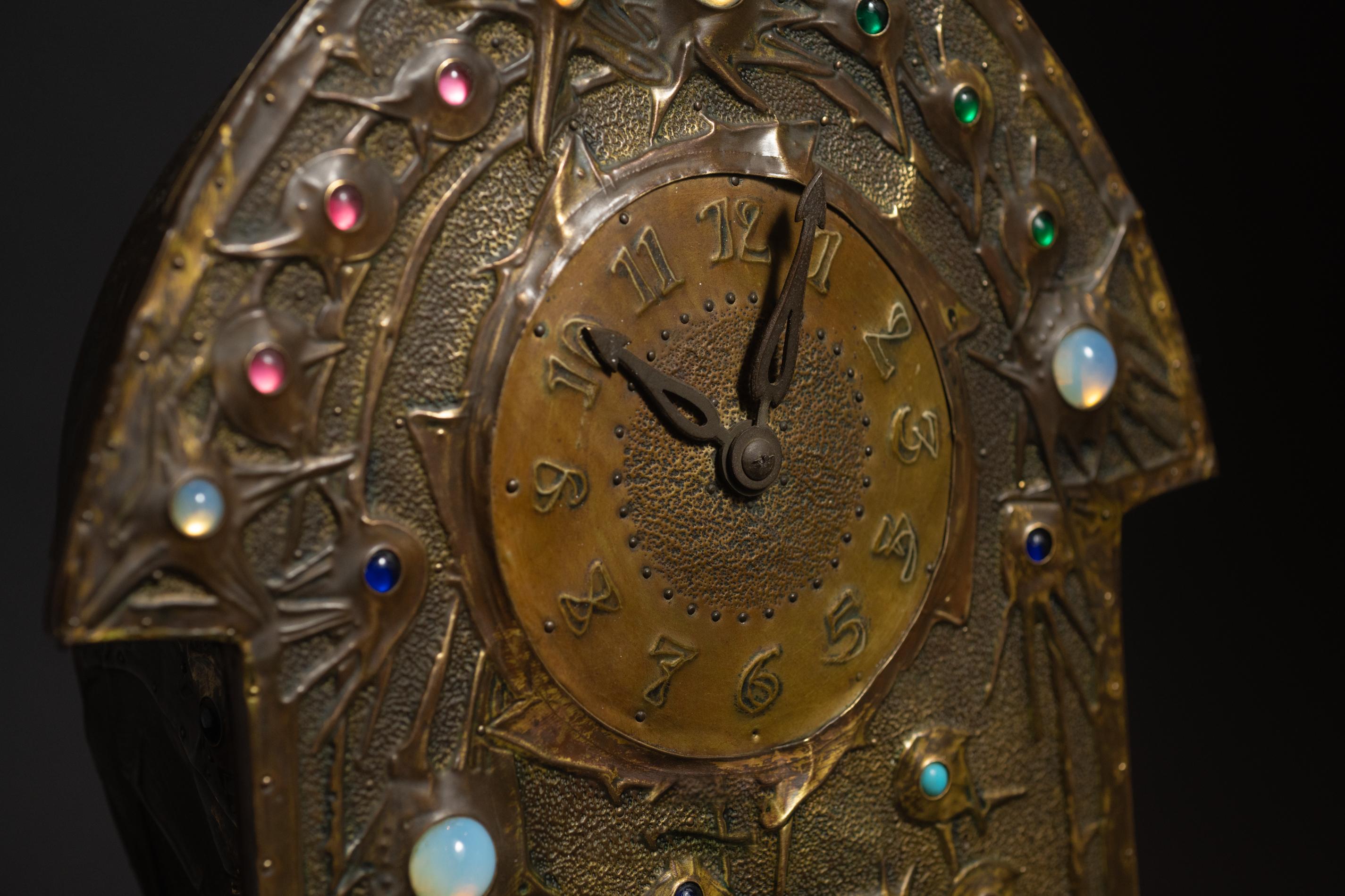 Laiton Pendule Art Nouveau Repoussé avec bijoux d'Alfred Daguet, avec mécanisme d'origine en vente