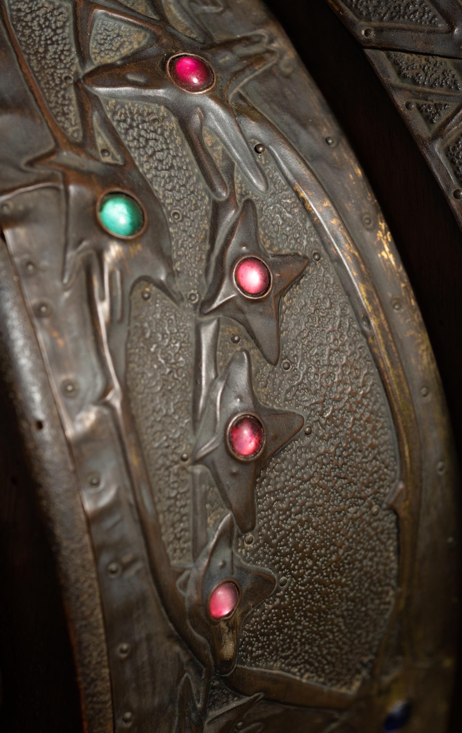 Pendule Art Nouveau Repoussé avec bijoux d'Alfred Daguet, avec mécanisme d'origine en vente 2