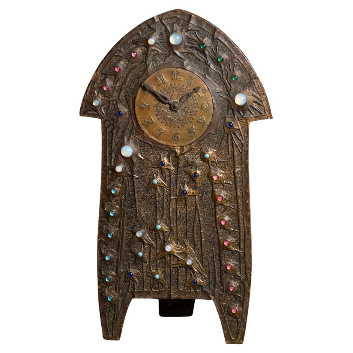 Pendule Art Nouveau Repoussé avec bijoux d'Alfred Daguet, avec mécanisme d'origine en vente