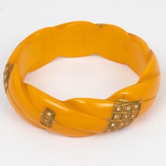 Bracelet jonc sculpté en bakélite caramel