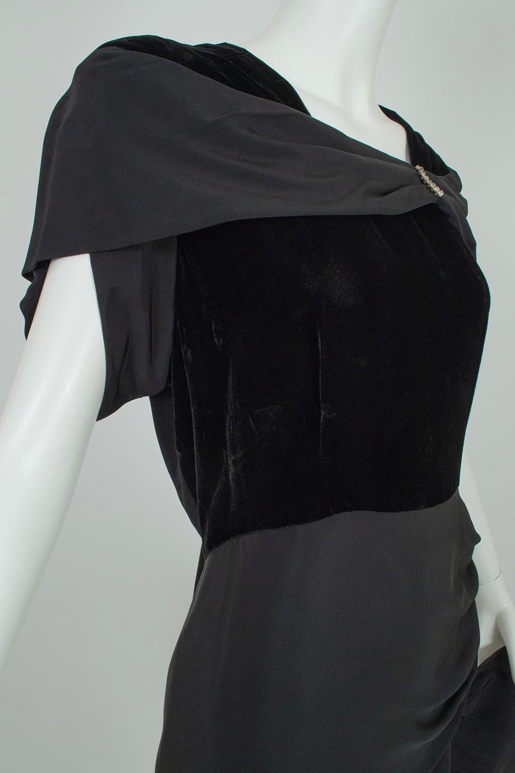 Jewell Deco Schwarzer Samt und Georgette Drapierung Schulter Cocktailkleid - L, 1940er Jahre im Angebot 1