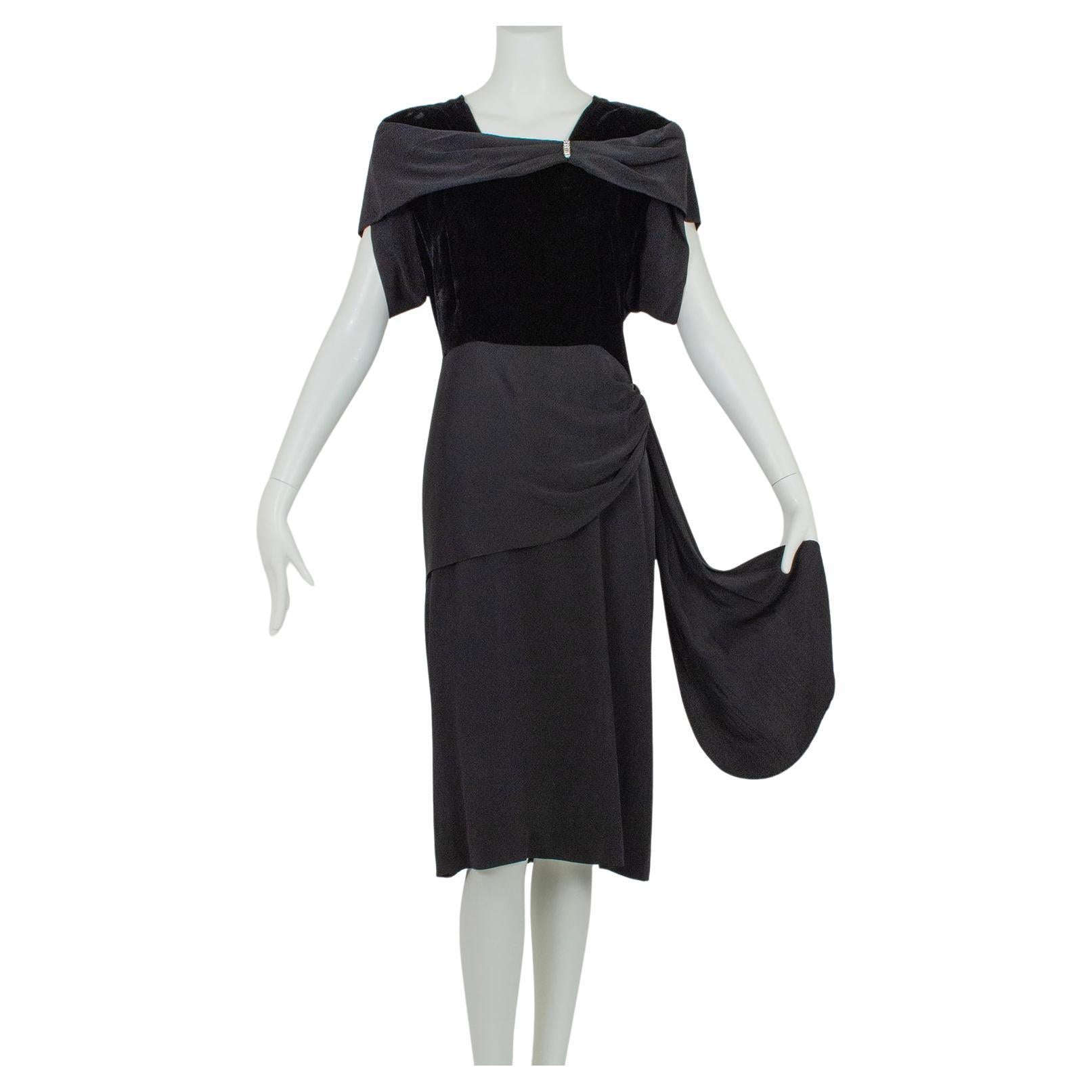 Abito da cocktail Jewell Deco in velluto nero e Georgette con drappeggio sulla spalla - L, anni '40