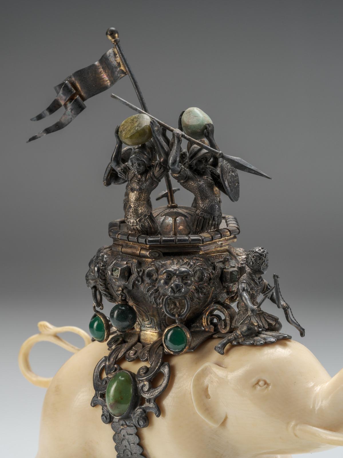 Matériaux organiques Éléphant en bijoux portant des guerriers, 19e siècle - J.S. Kaufmann, Hanau en vente