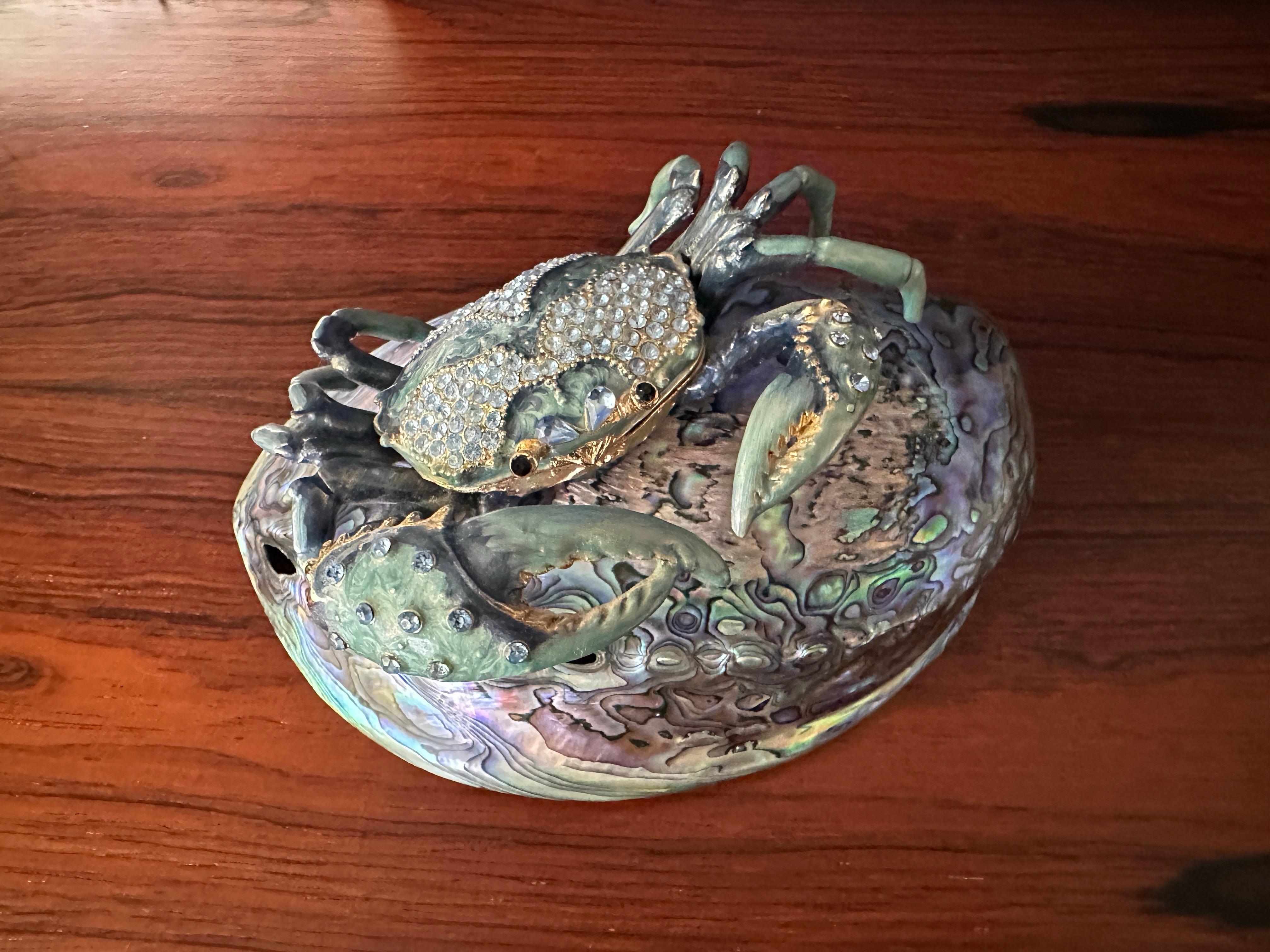 Skulptur einer emaillierten Metallkrabbe mit Geheimfach auf einer polierten Abalone-Schale im Stil von Jay Strongwater.