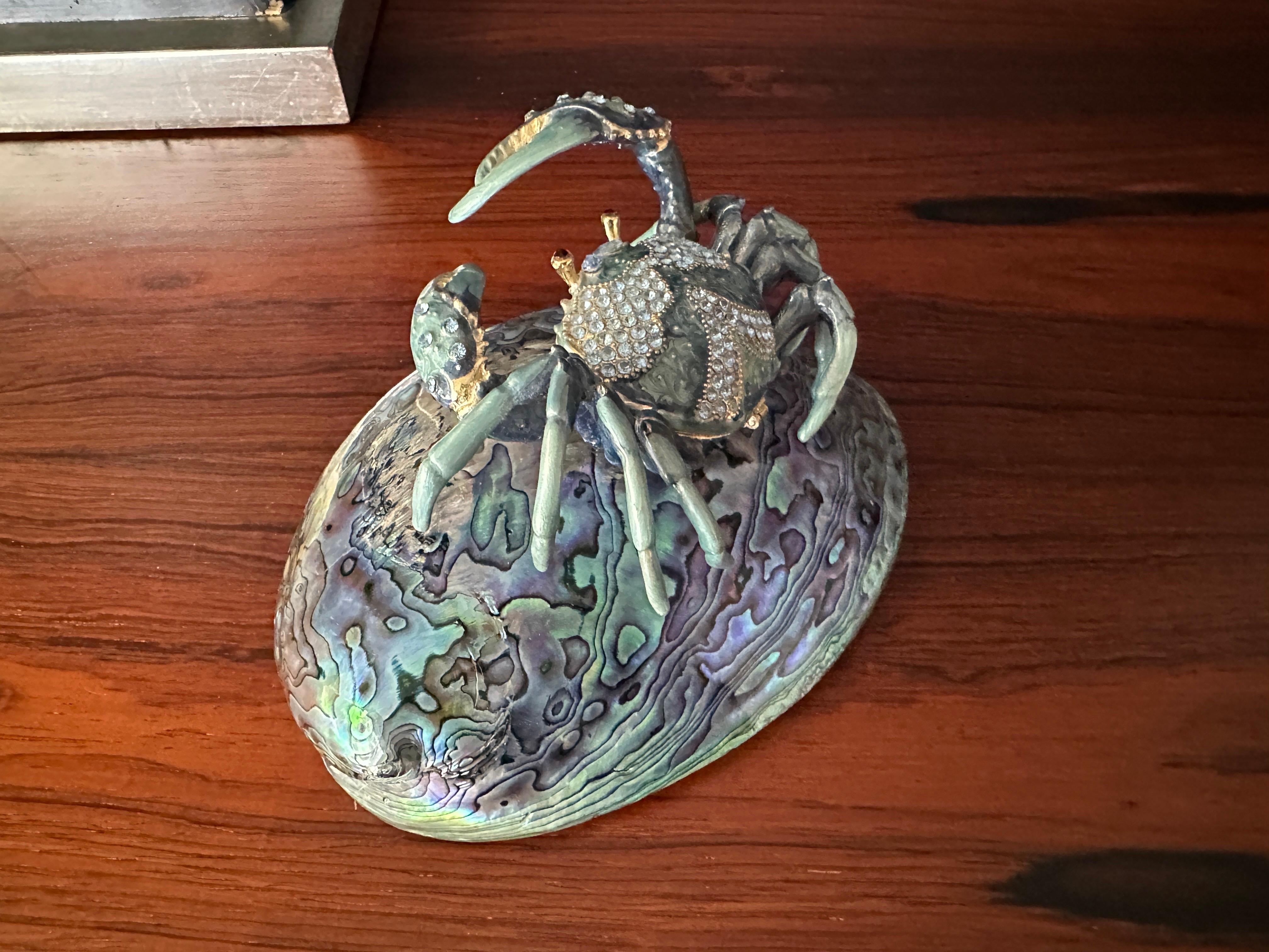 Jeweled Emaillierte Krabbe Briefbeschwerer auf Abalone Shell (amerikanisch) im Angebot