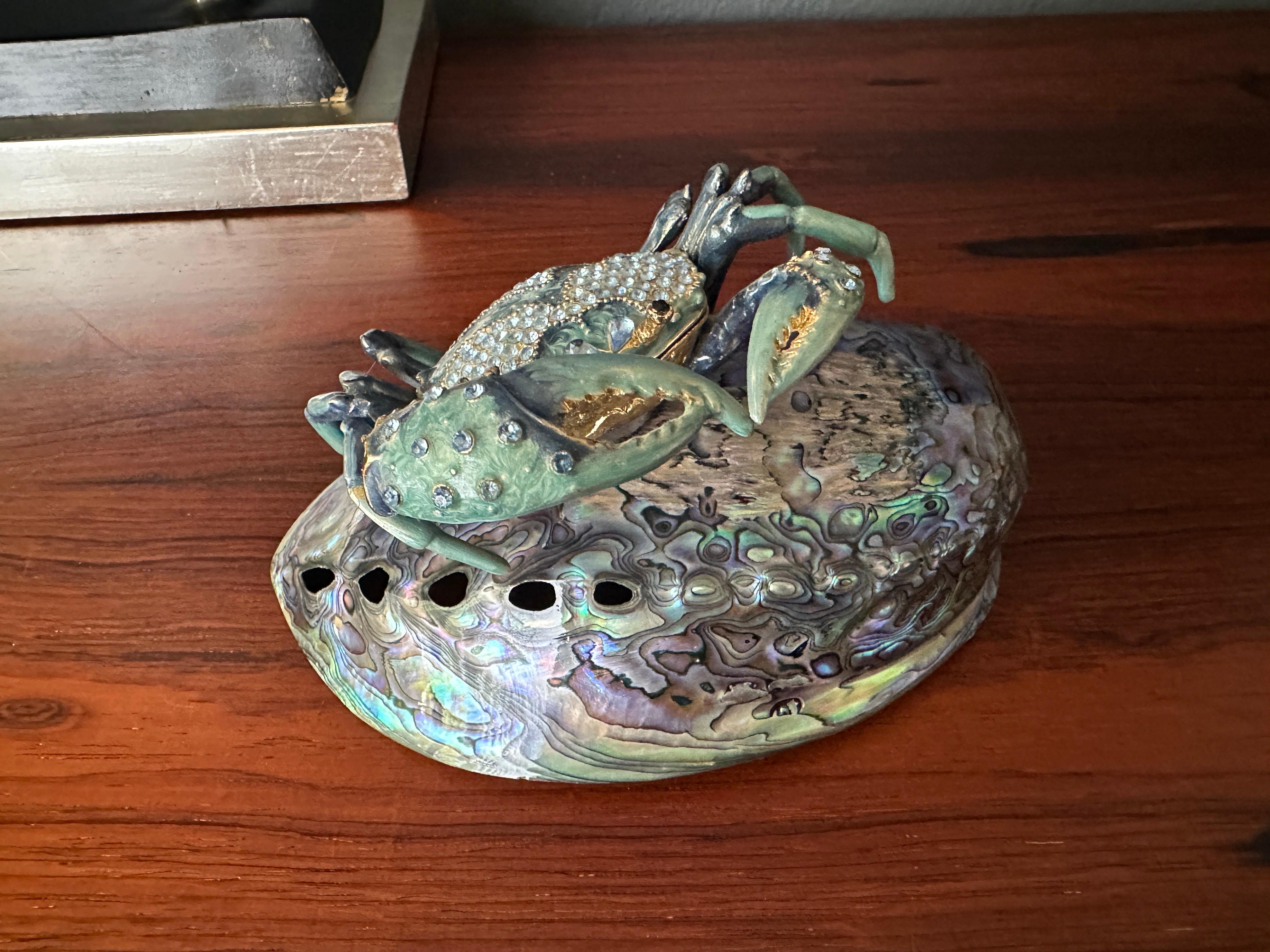 Jeweled Emaillierte Krabbe Briefbeschwerer auf Abalone Shell im Zustand „Gut“ im Angebot in North Hollywood, CA
