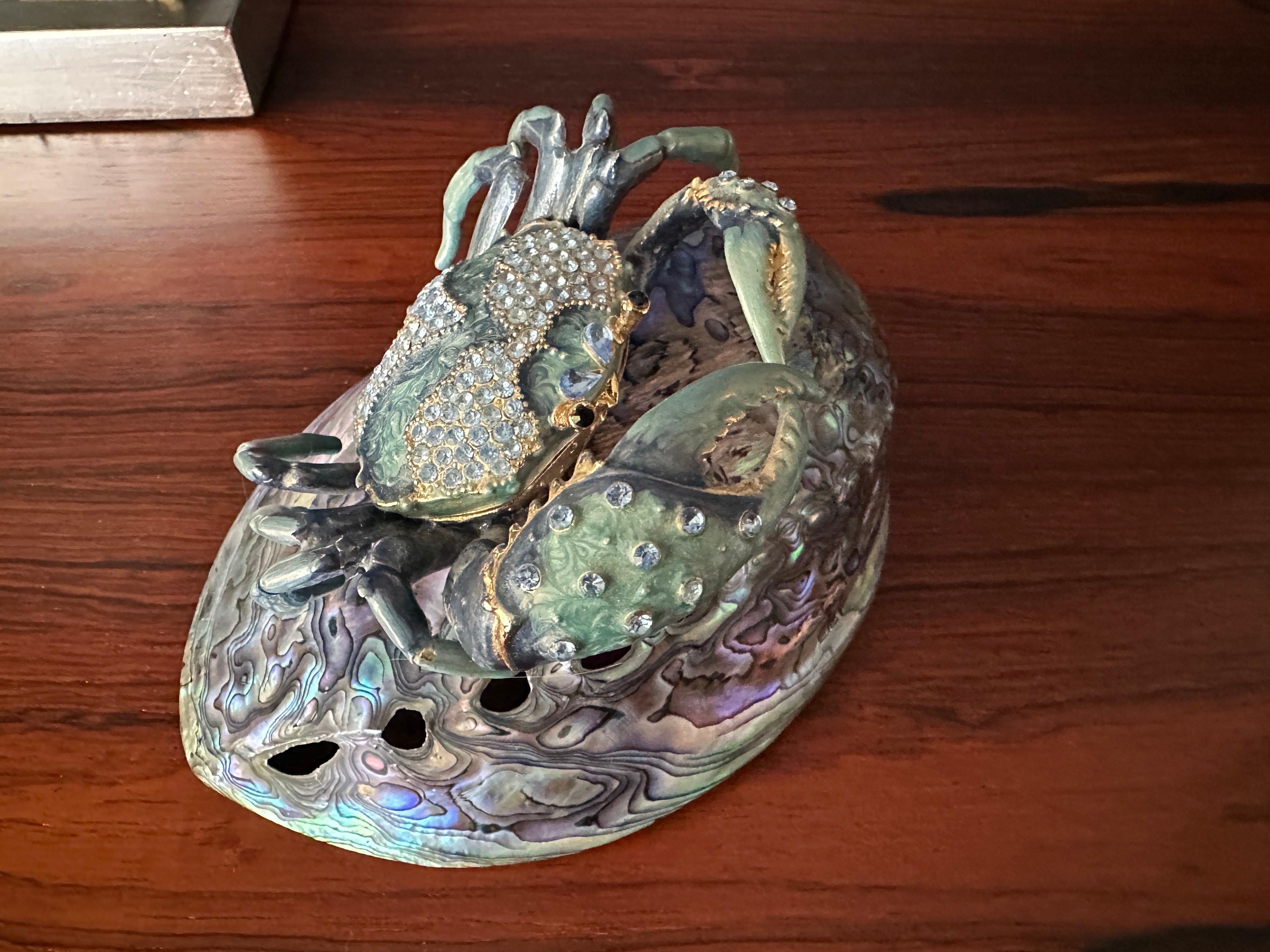 Jeweled Emaillierte Krabbe Briefbeschwerer auf Abalone Shell (21. Jahrhundert und zeitgenössisch) im Angebot