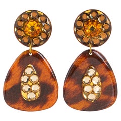 Ohrclips aus juwelenbesetztem Lucite mit juwelenbesetztem Cheetah-Druck