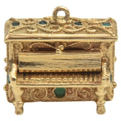 Breloque mécanique de piano en or jaune ornée de bijoux