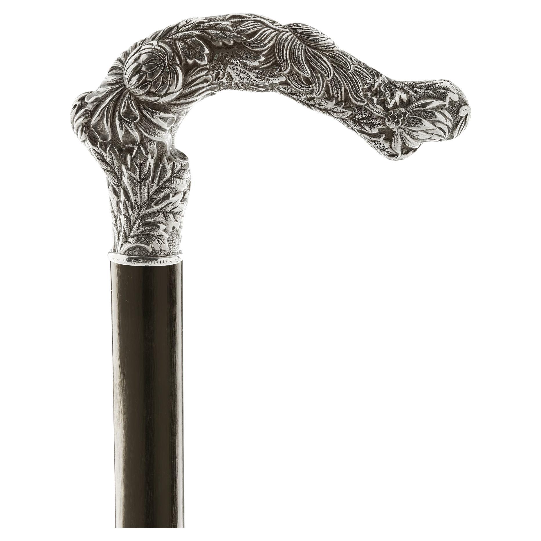 Bastone da passeggio: Bastone Jewell, manico curvo in argento 925/1000, sbalzato e cesellato, con motivo floreale Tiffany Chrysanthemum. Il disegno si distingue per la densità dei fiori e del fogliame. Il crisantemo rappresenta uno degli ultimi