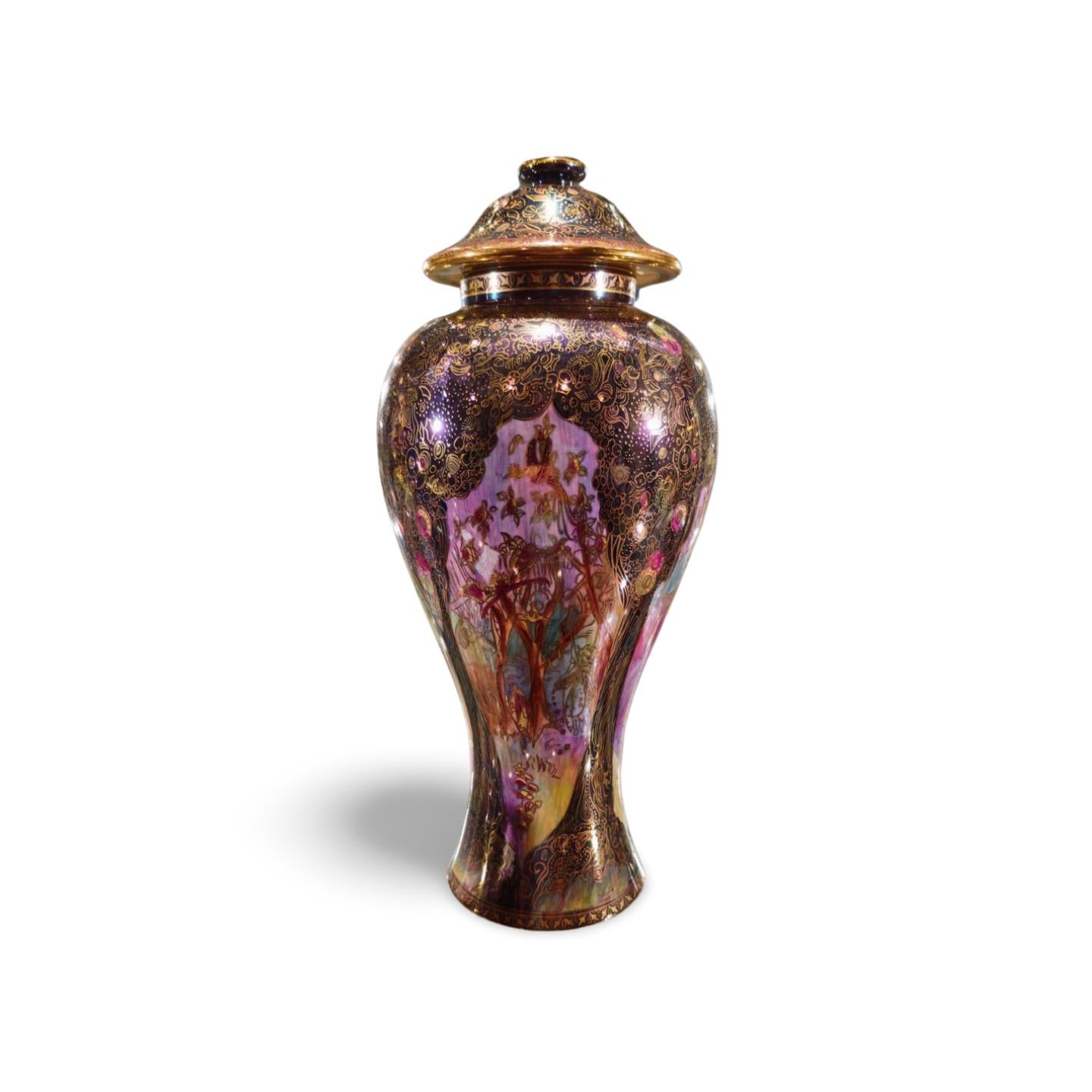 Fabelhafte balusterförmige Vase mit Jewelled Tree-Muster. Tafeln an den Seiten mit den Darstellungen 