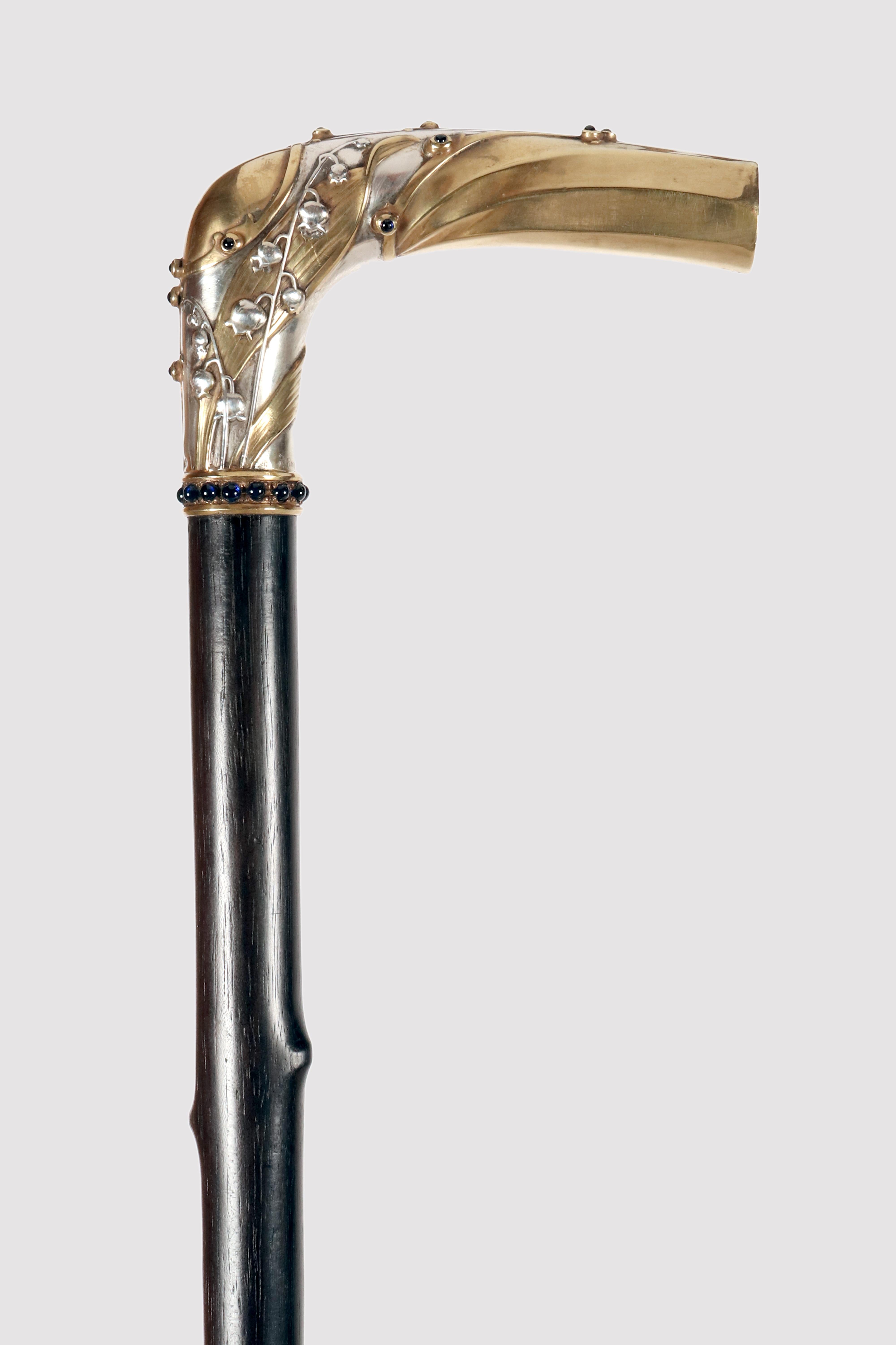 Spazierstock: Juwelenbesetzter Stock im Jugendstil, L-förmiger Knauf aus 800/1000er Silber (Teile des Knaufs sind vergoldet), in Repoussé gearbeitet und mit einem Meißel vollendet, mit einem floralen Motiv: Zweige von Blumen und Blätter von