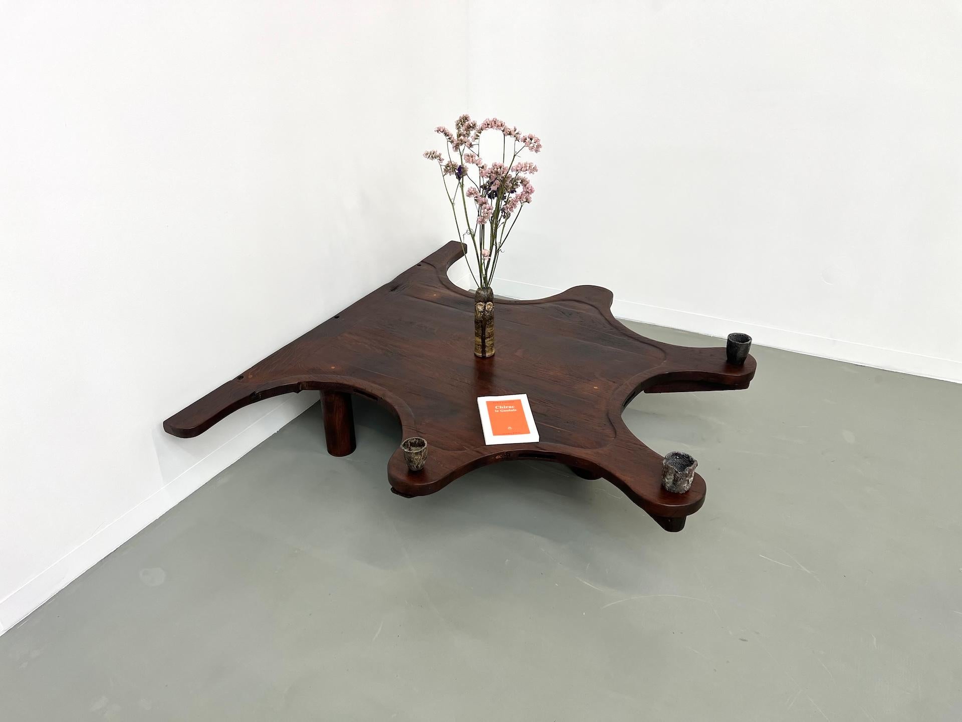 Cette sublime table basse en chêne massif date du 19e siècle. Pièce rare et unique, elle a été créée à partir d'un établi de bijoutier d'époque. Sa superbe patine et ses pieds tripodes en chêne lui confèrent une grande robustesse et une hauteur