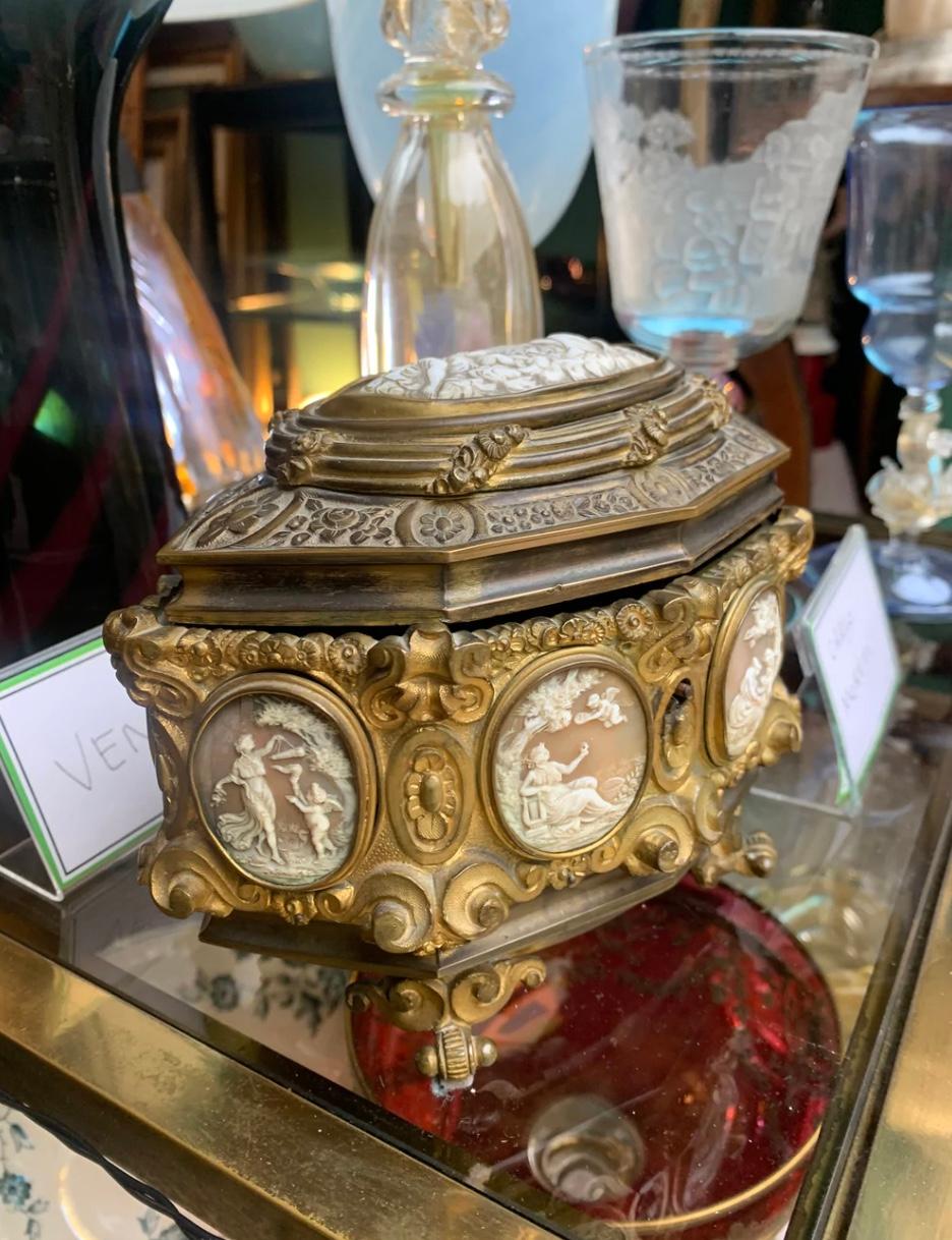 Beautiful jewelery box in bronze and different cameos, made by Tahan Paris in the 1800s. Each cammeo is different and represents a different scenes. Bronze and shell materials make this jewellery box a really rare and precious piece. 

Conditions